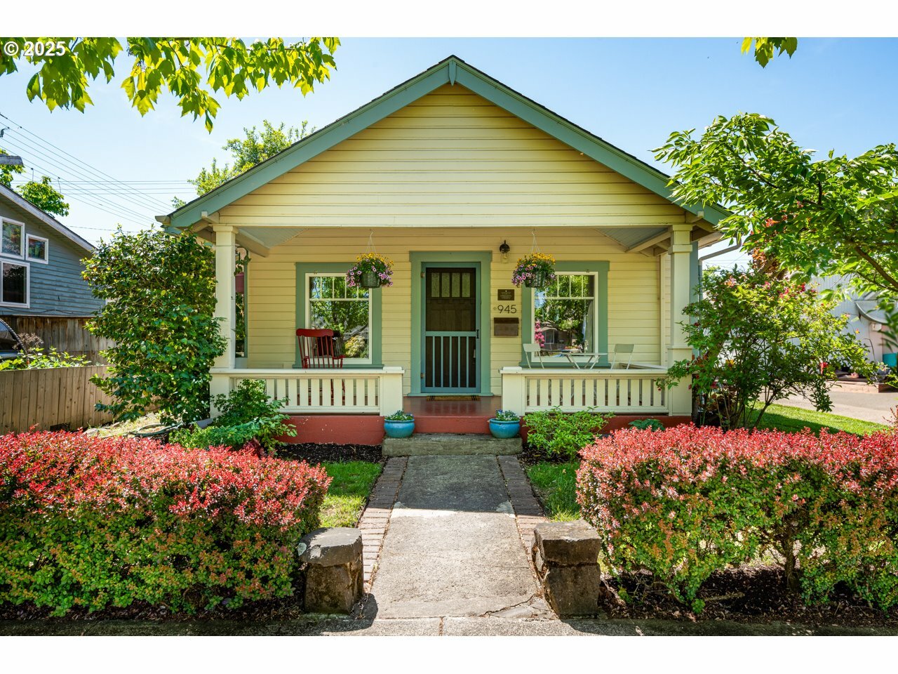 Property Photo: 945 B St OR 97477