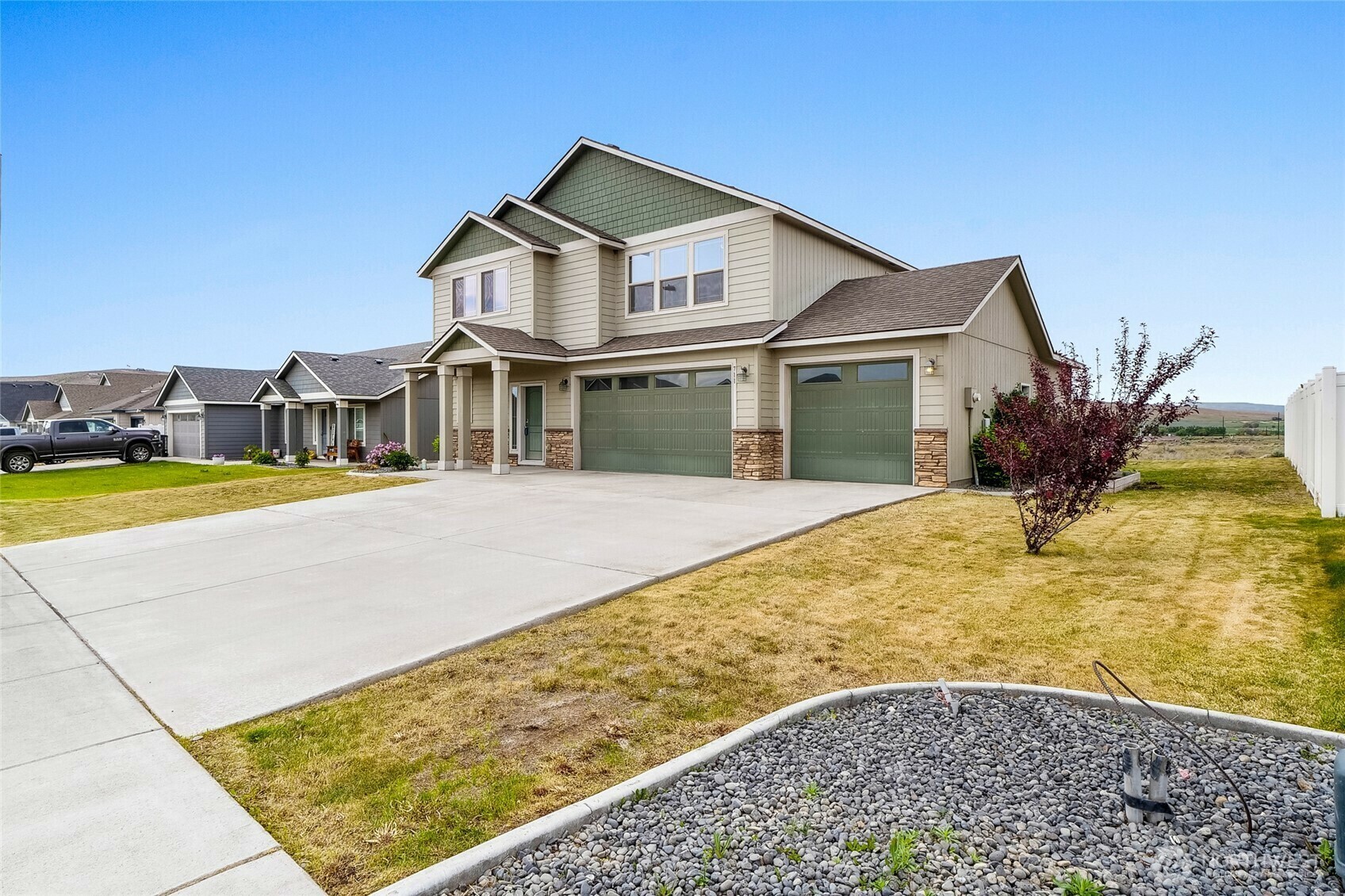 Property Photo: 711 NE 8th Ave WA 98823