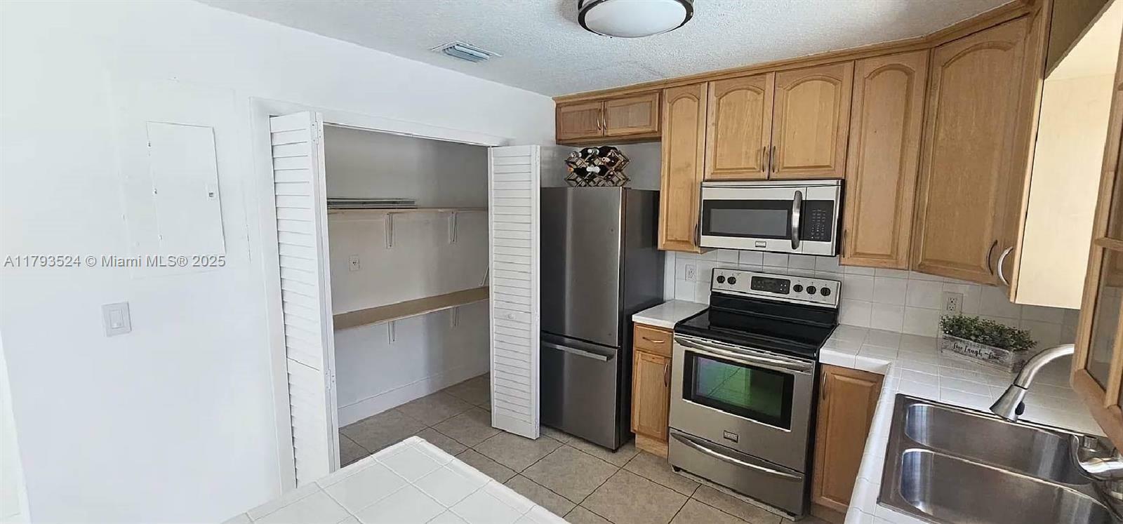 Property Photo: 14661 SW 50th St FL 33175