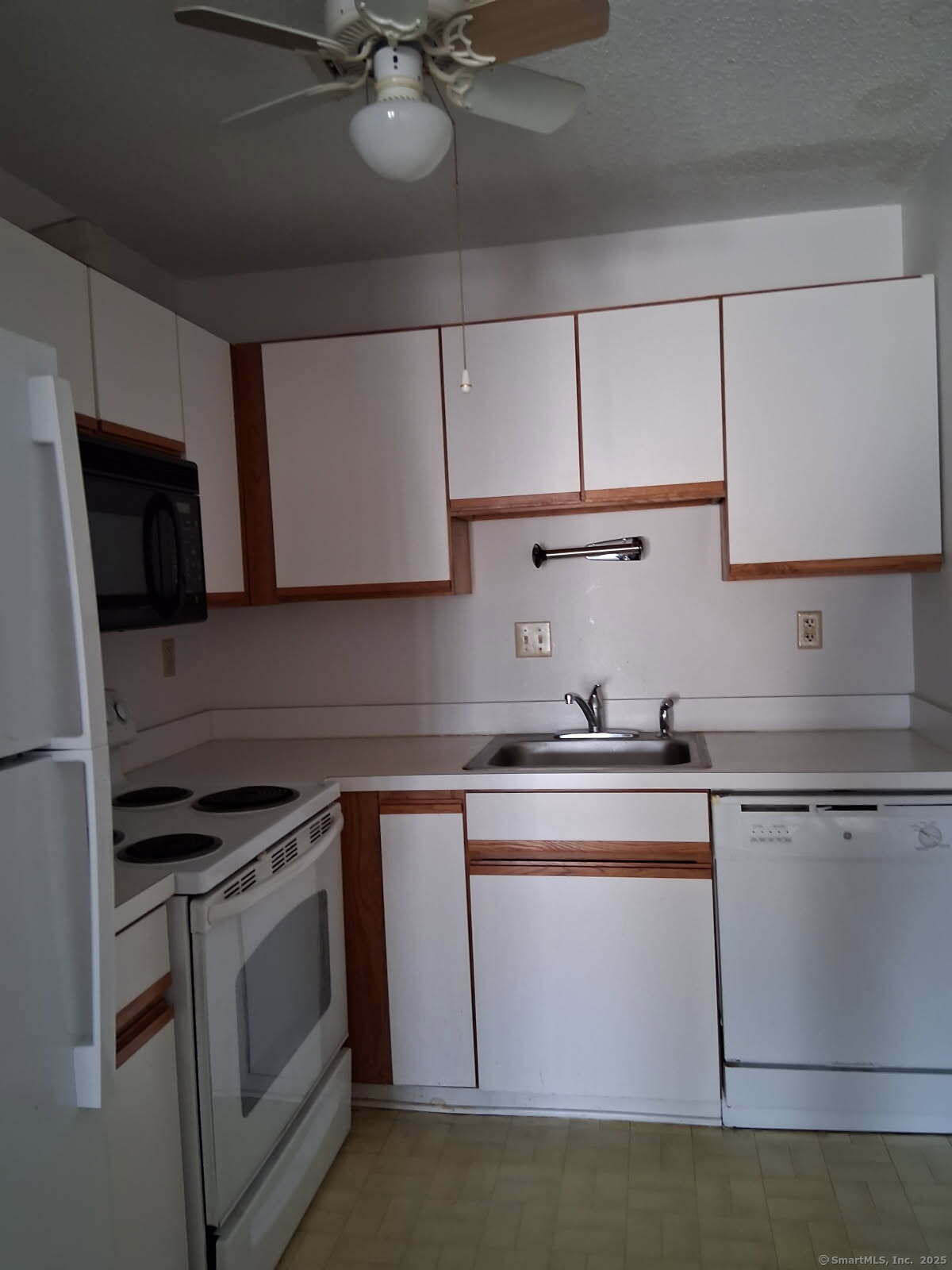 Property Photo: 75 Washington Avenue 4-302 CT 06518