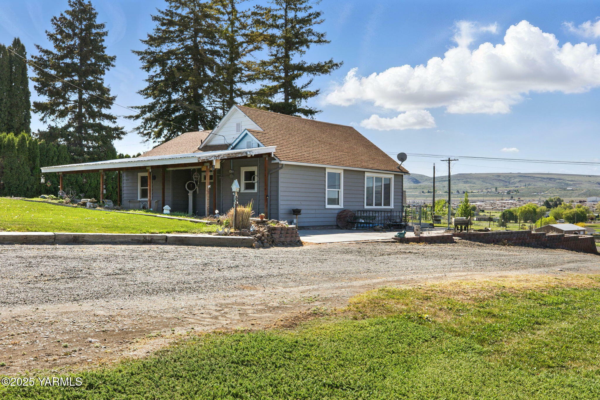Property Photo: 111 Wilson Rd WA 98901
