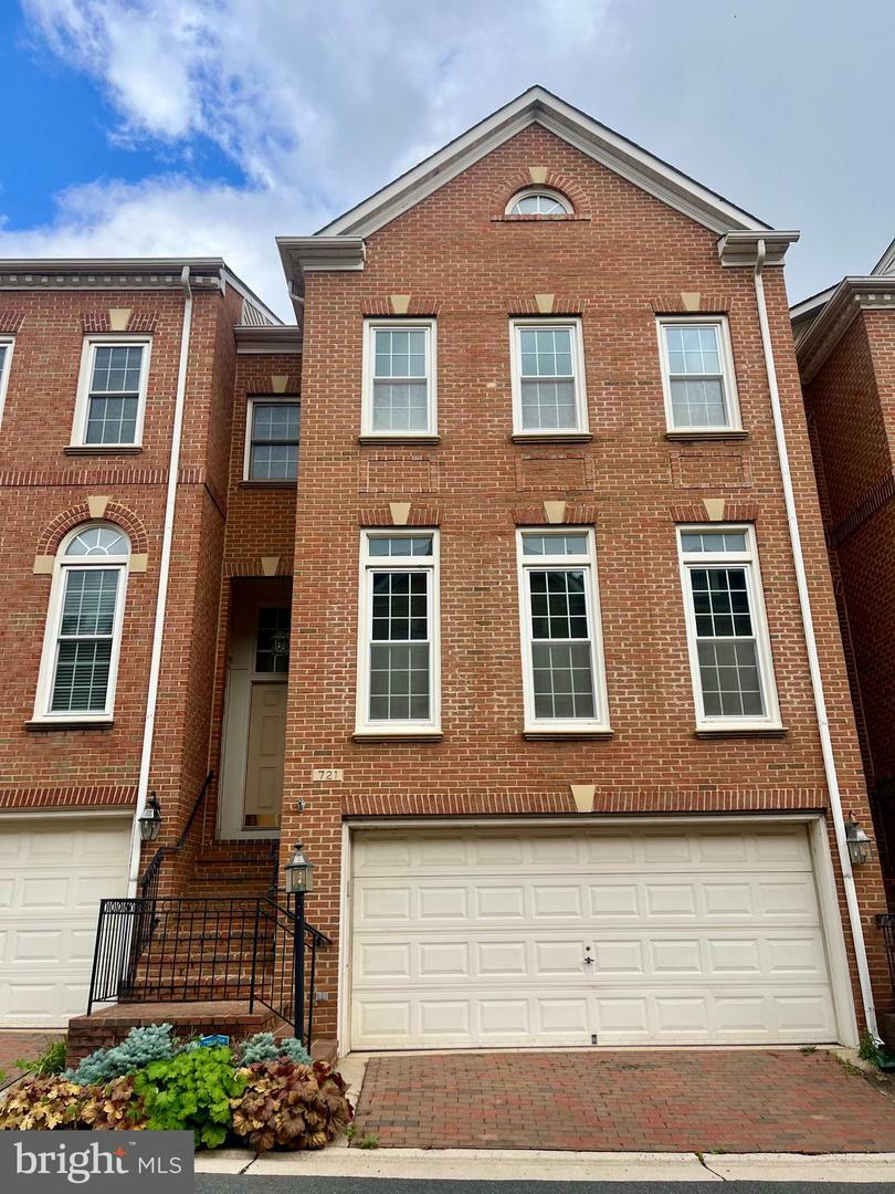 721 Hawkins Way  Alexandria VA 22314 photo