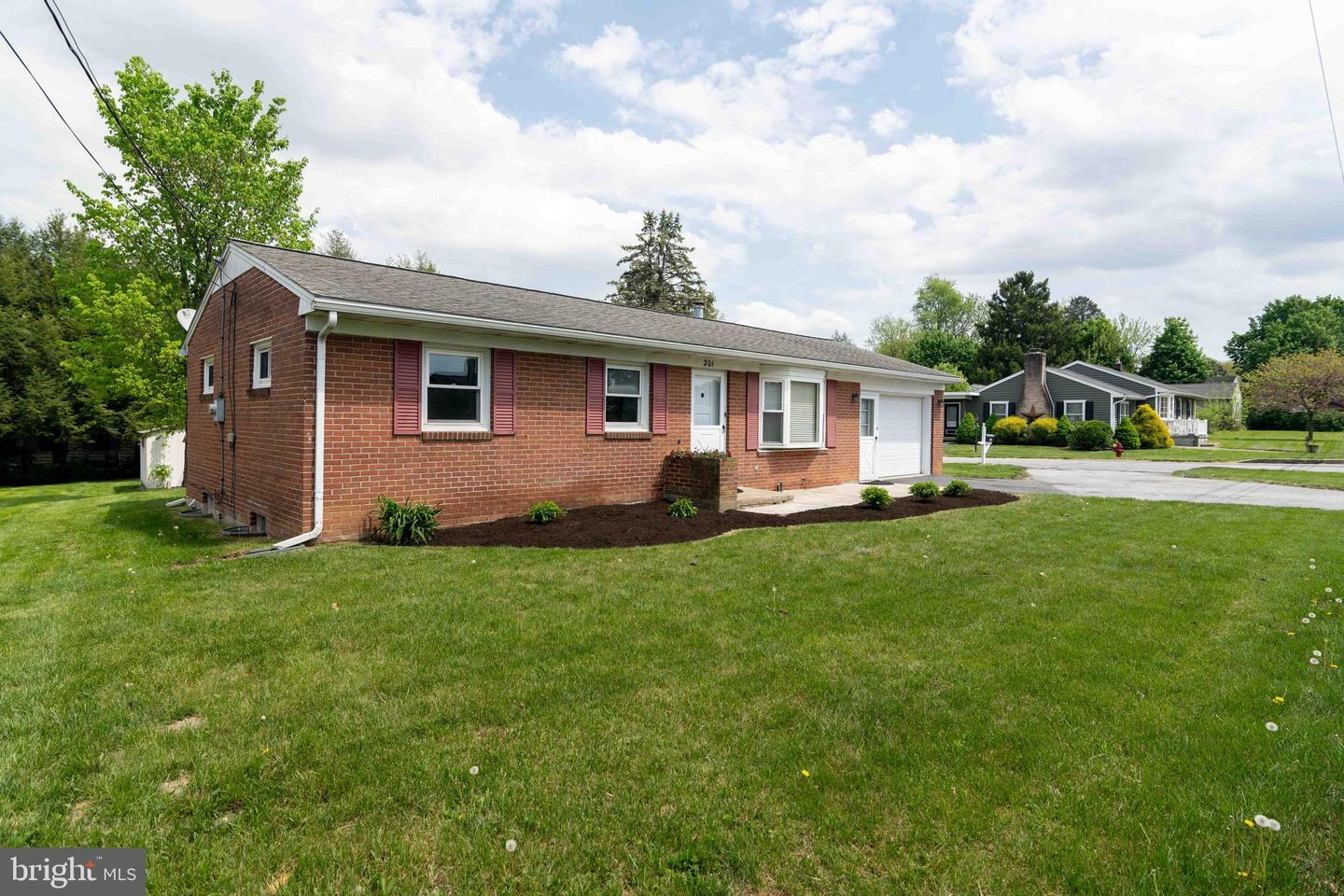 Property Photo: 201 Eastbrook Road PA 17572