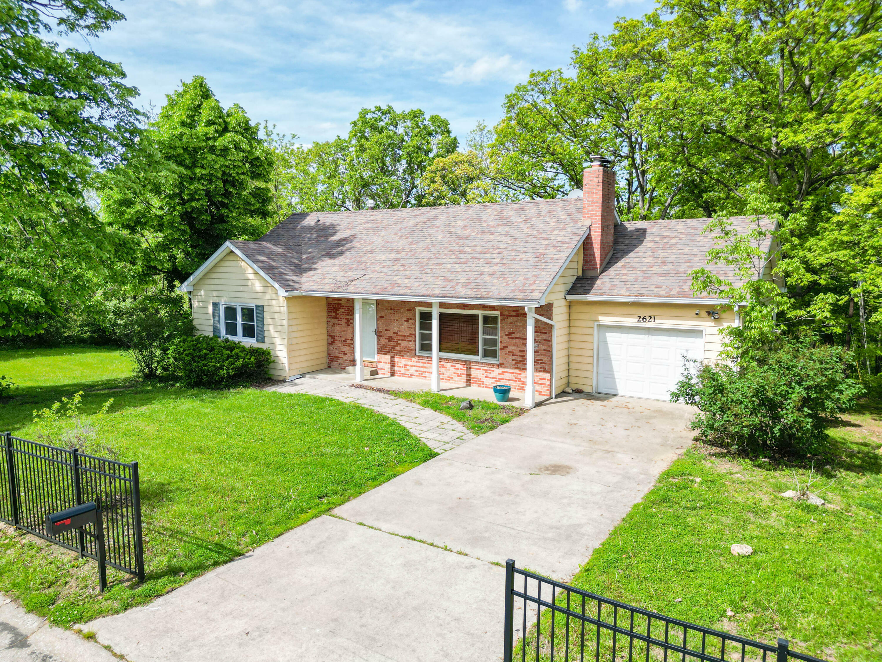 Property Photo: 2621 White Gate Dr MO 65202