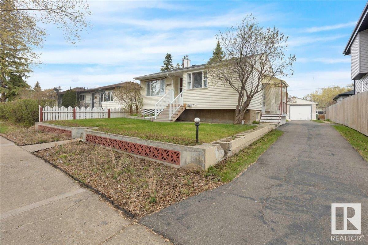 Photo de la propriété: 4222 113 Avenue NW AB T5W 0R5