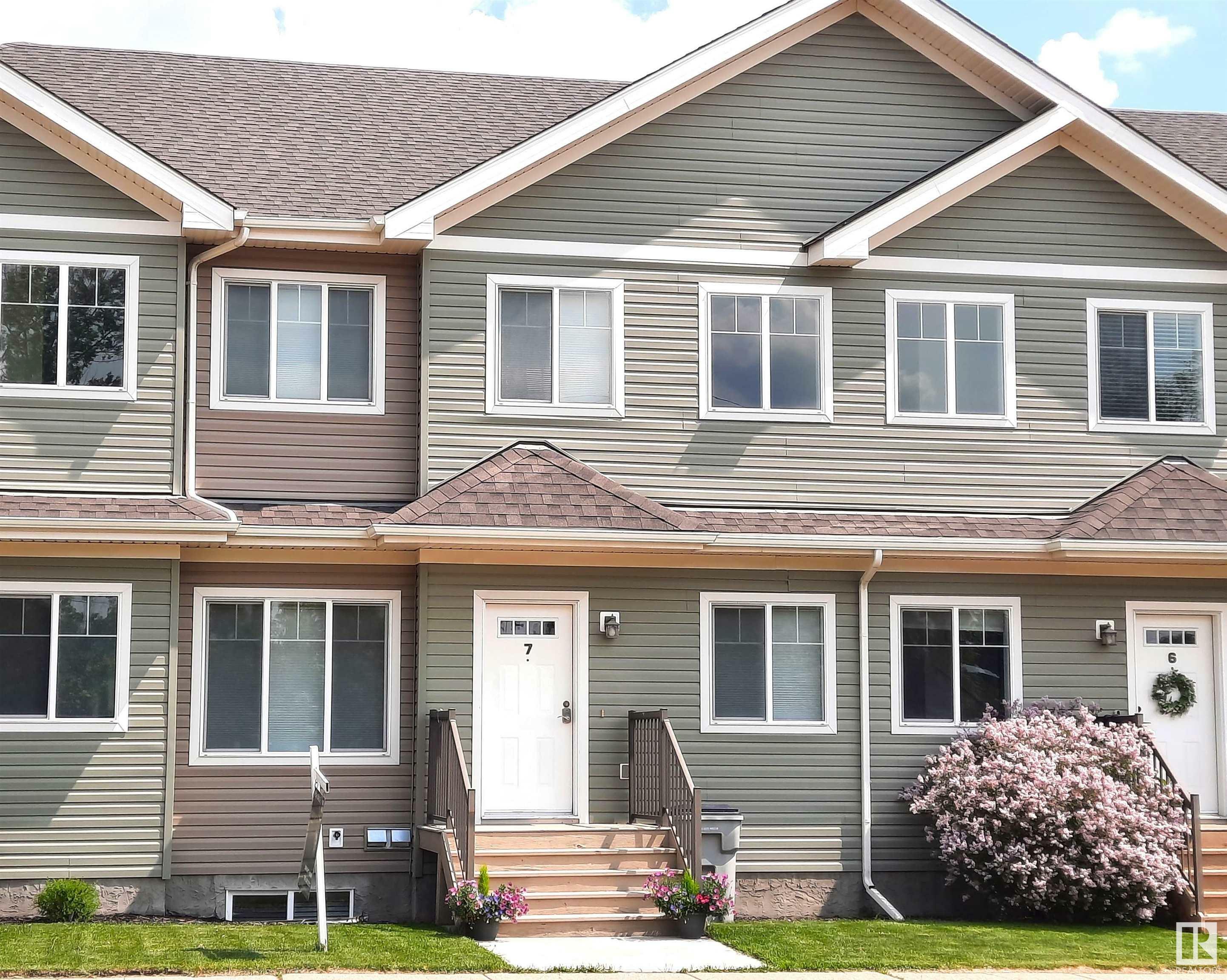 Property Photo: 300 Queen Street 7 AB T7X 2J1