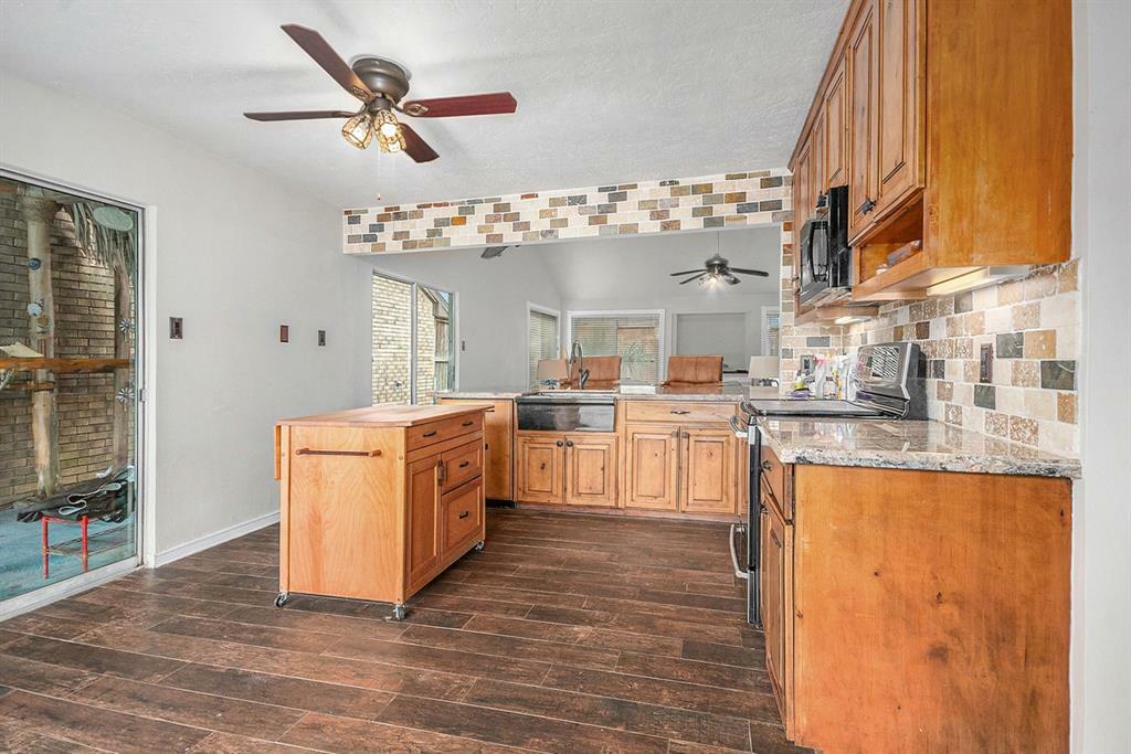 Property Photo: 1727 Plumbwood Way TX 77058