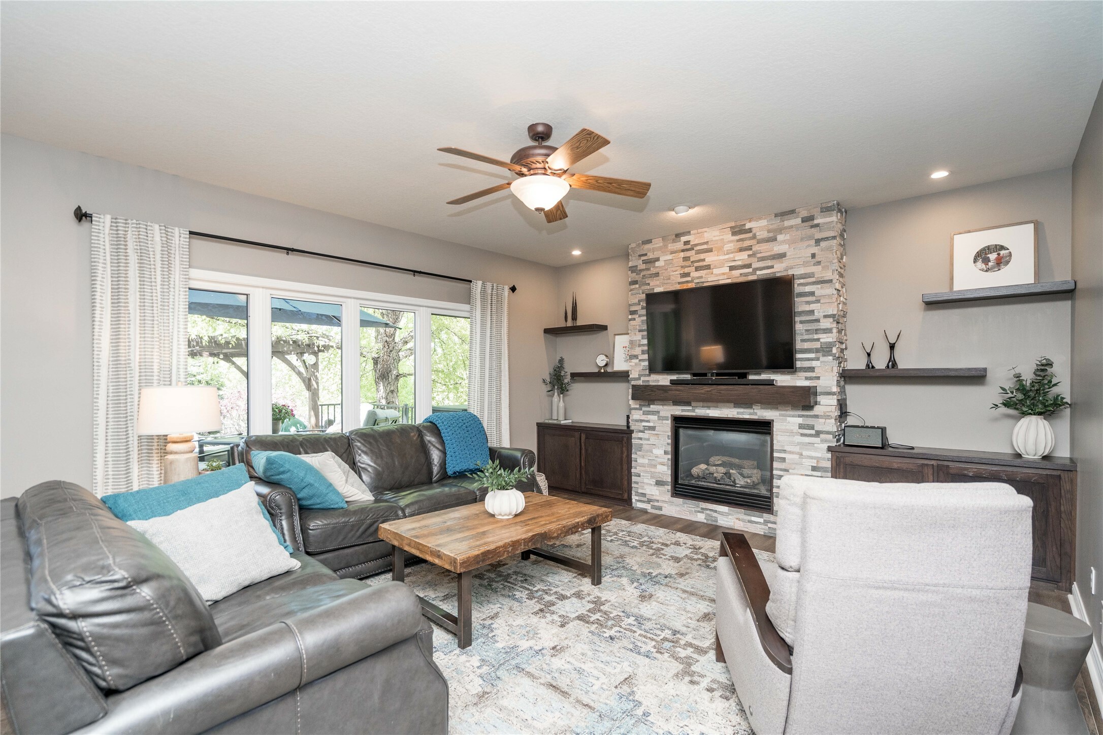 Property Photo: 9823 Hickory Drive IA 50322
