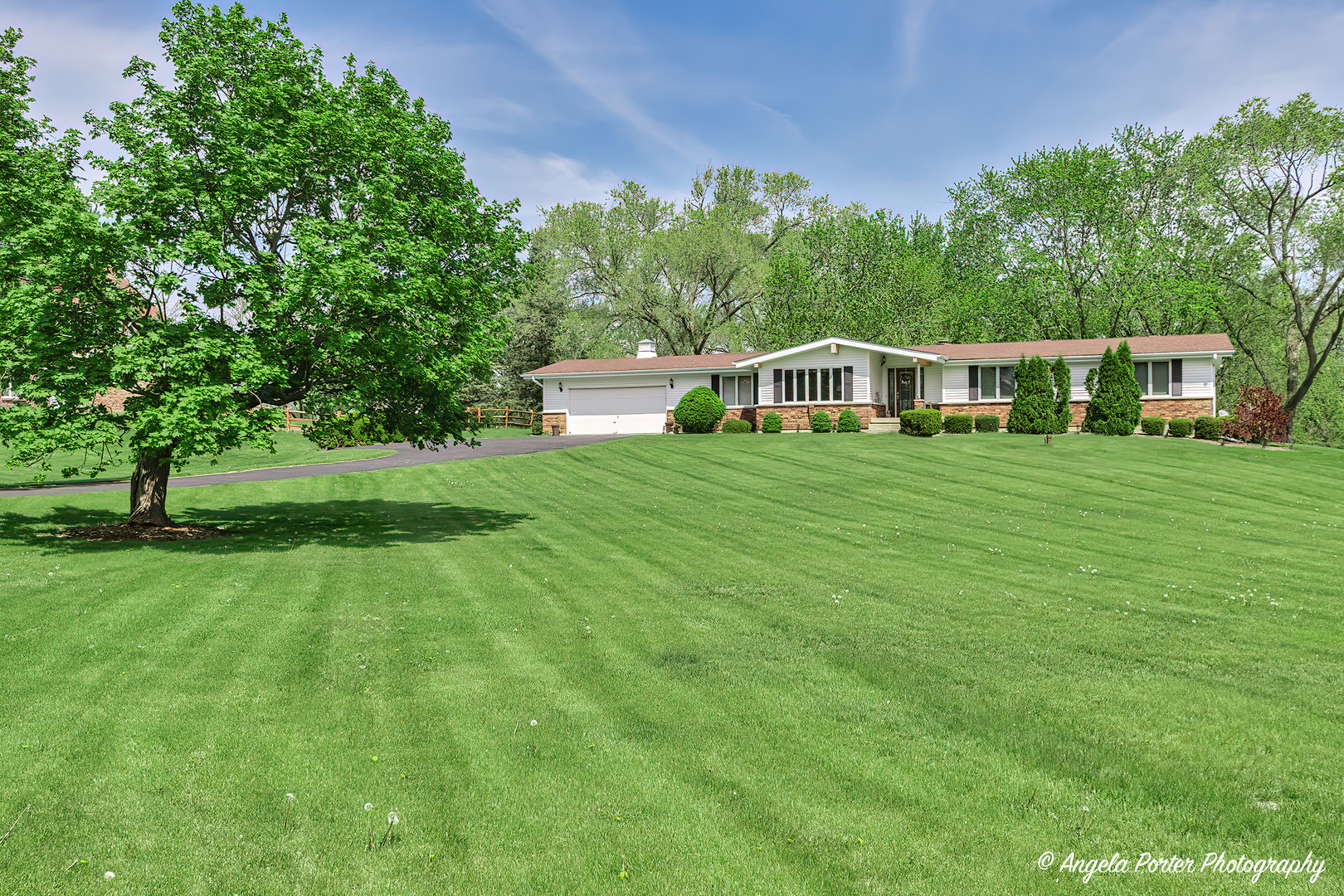 Property Photo: 1408 Appaloosa Trail IL 60050