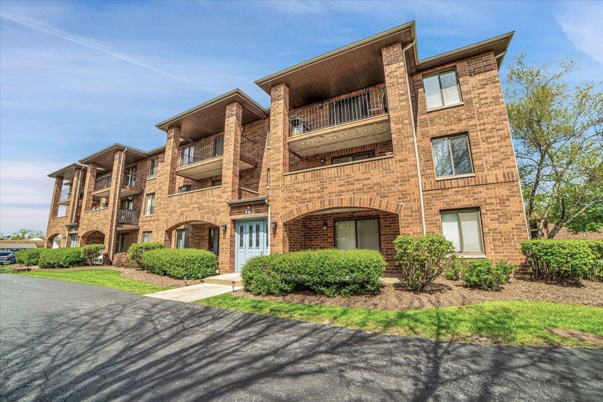 Property Photo: 463 Valley Drive 303 IL 60563