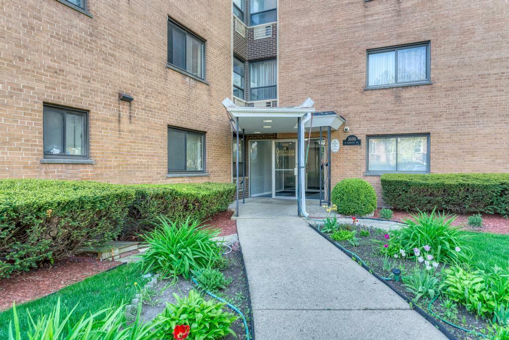Property Photo: 1600 W Greenleaf Avenue 204 IL 60626