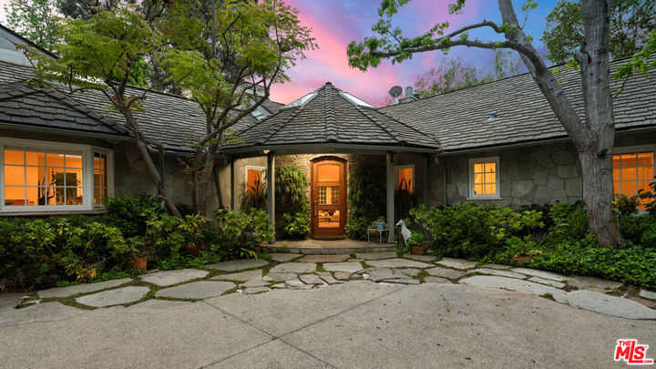 Property Photo:  2576 Benedict Canyon Drive  CA 90210 