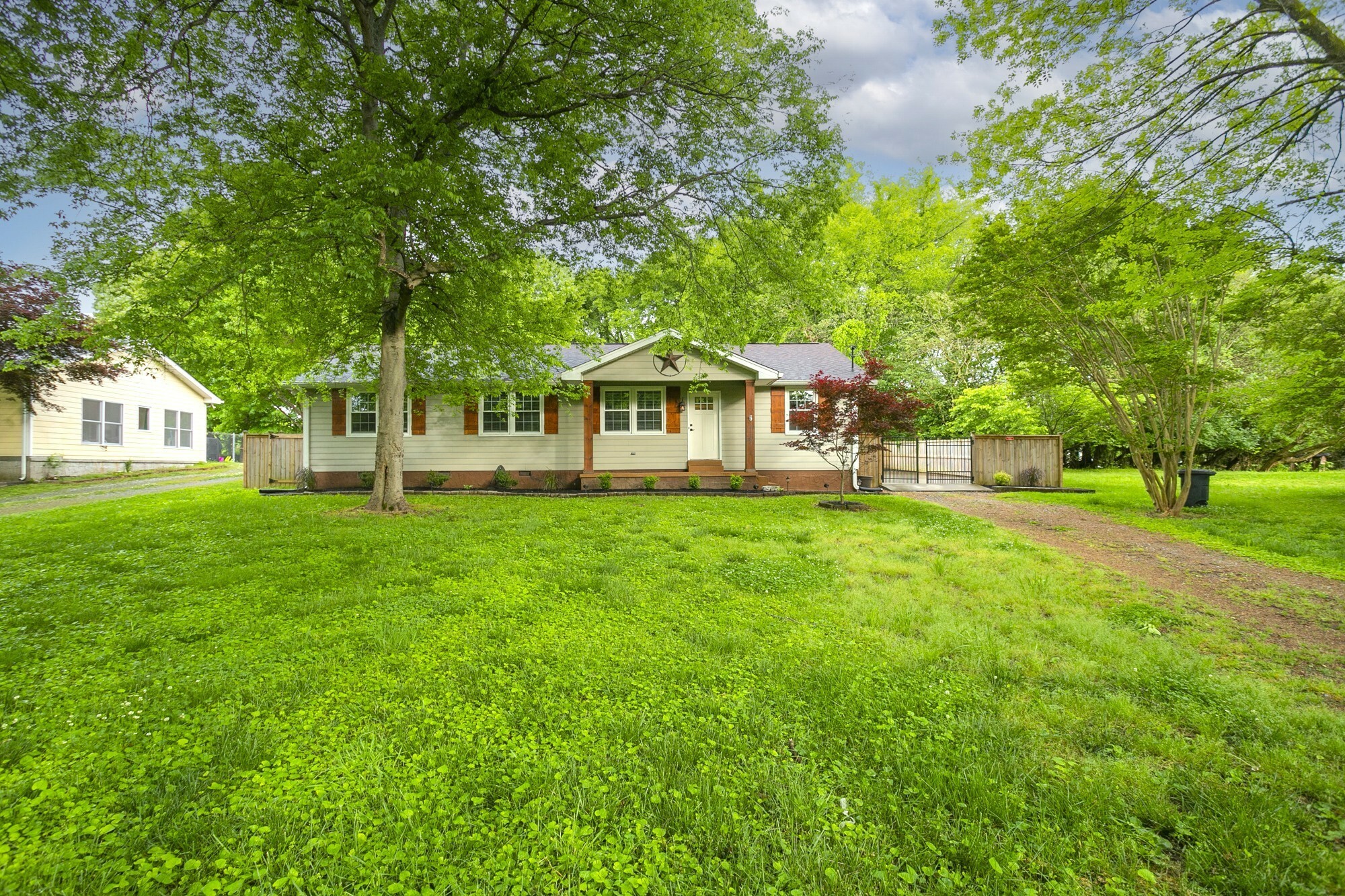 Property Photo: 1143 Bayview Dr TN 37066