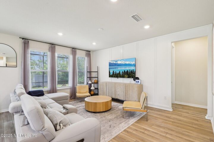 Property Photo: 10982 Town View Drive FL 32256