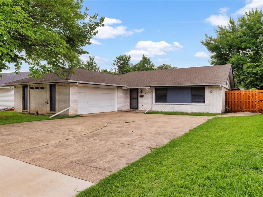 Property Photo:  424 Woodmere Drive  TX 75043