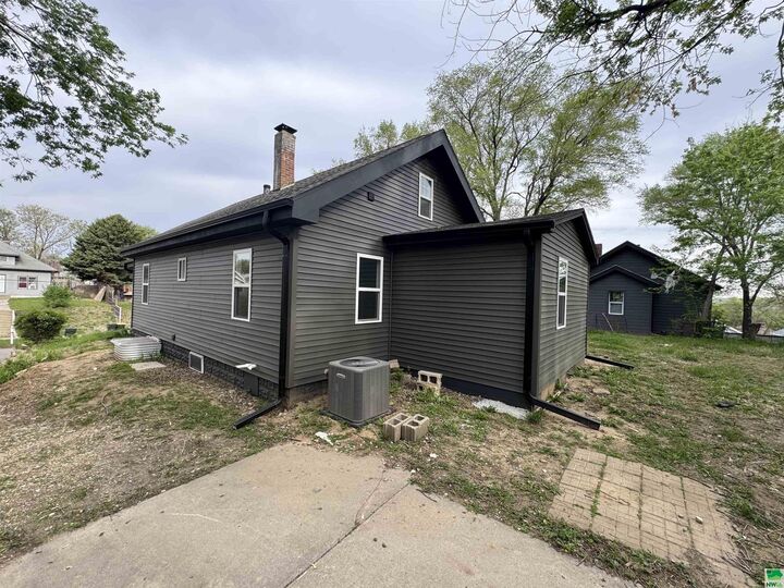 Property Photo: 510 S Westcott St IA 51106