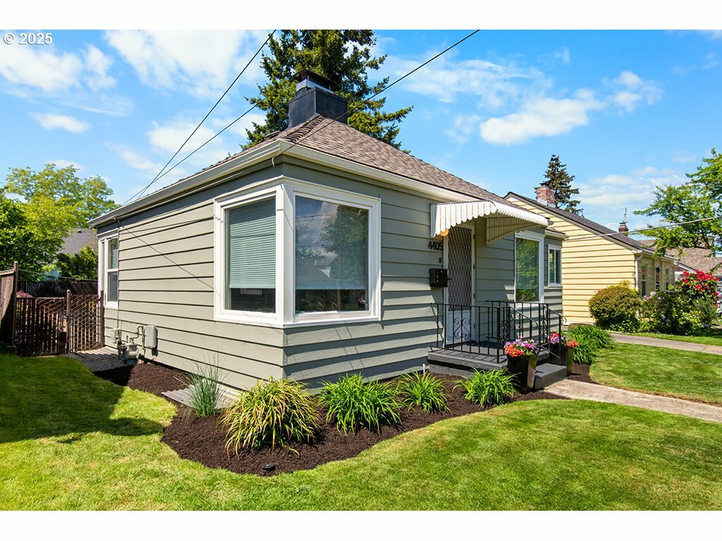 Property Photo: 4405 NE 76th Ave OR 97218