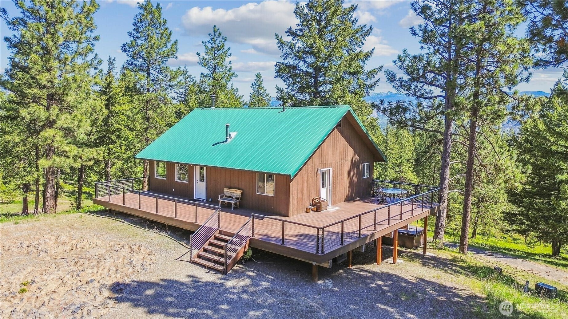 Property Photo: 701 Emerick Rd WA 98922