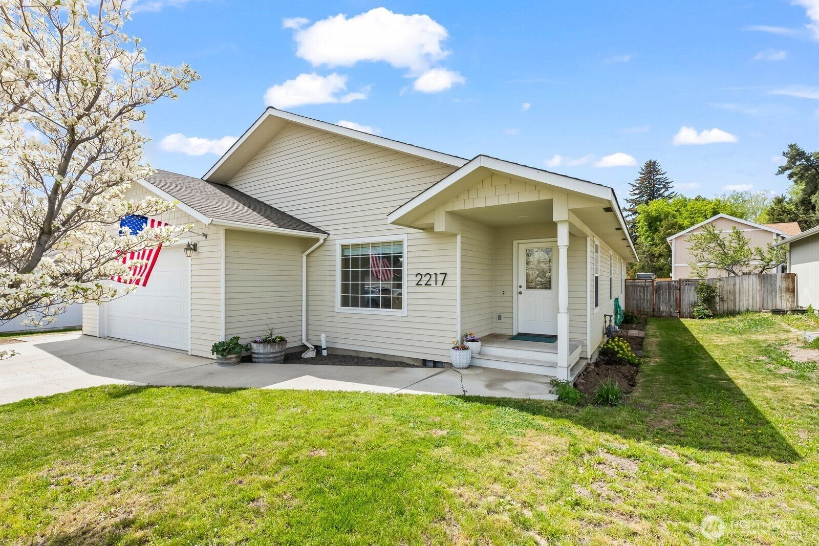 Property Photo:  2217 N  Spar Lane  WA 98926 