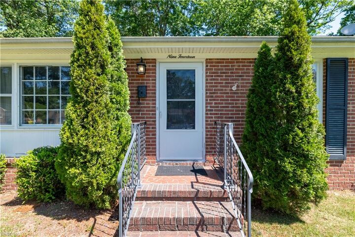 Property Photo: 914 Arnett Dr VA 23608