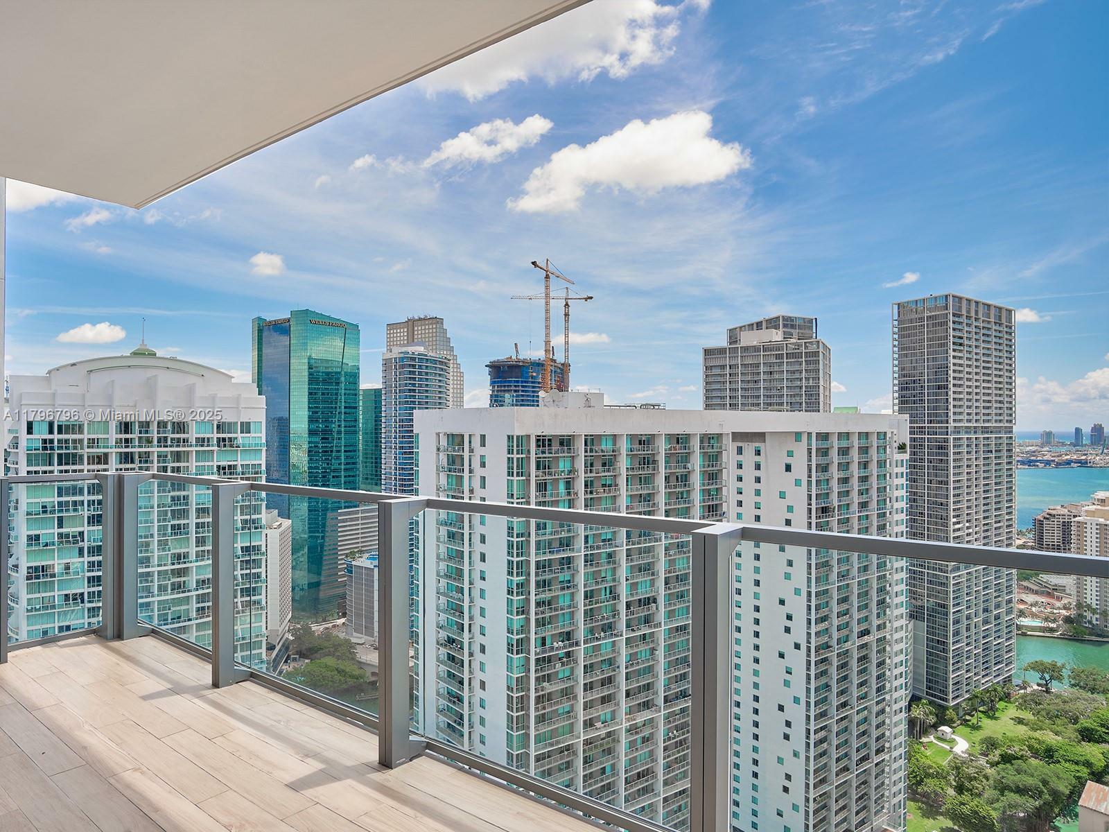 Property Photo: 68 SE 6th St 3705 FL 33131