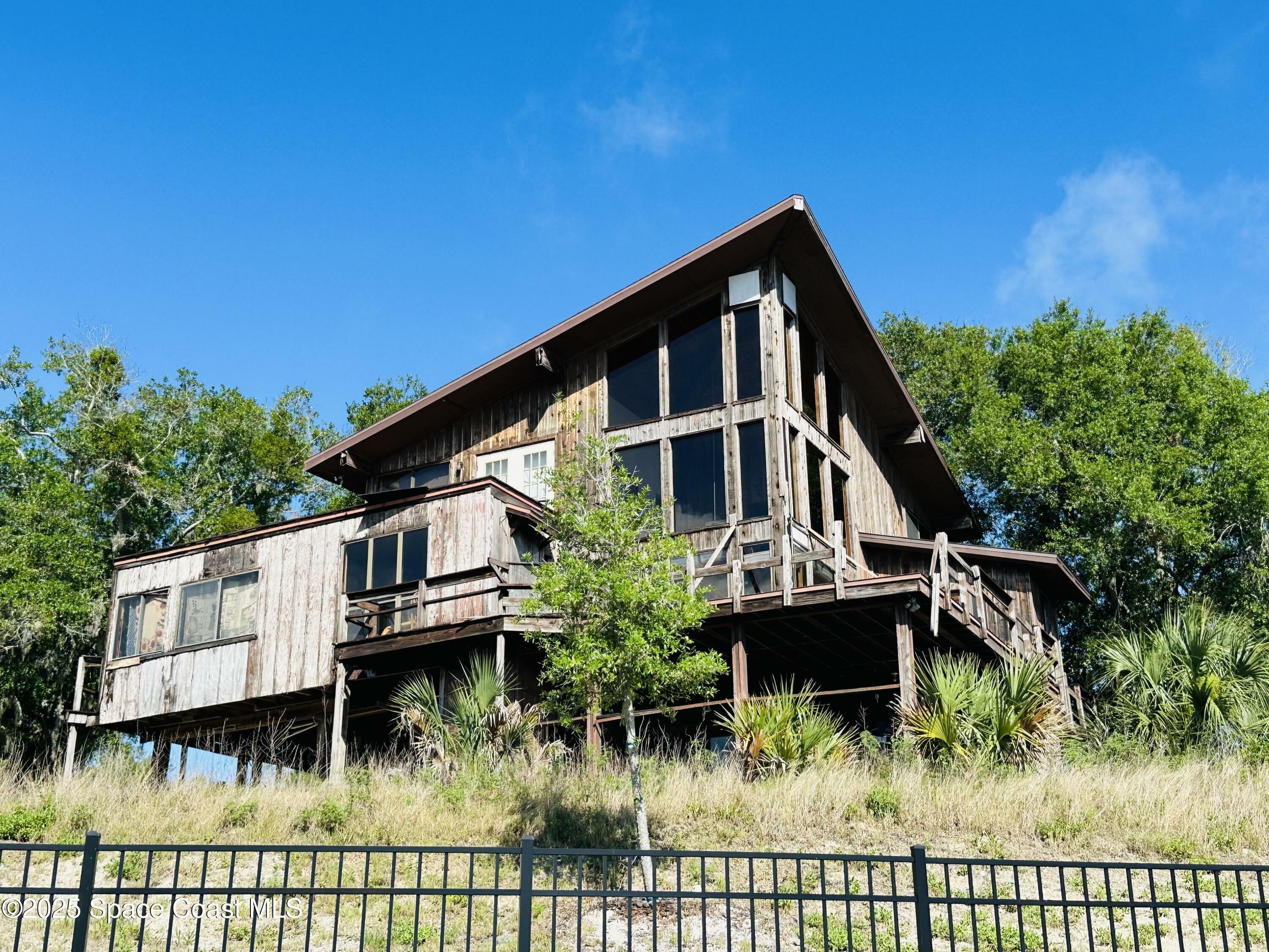 Property Photo: 505 Lakeview Avenue FL 32796