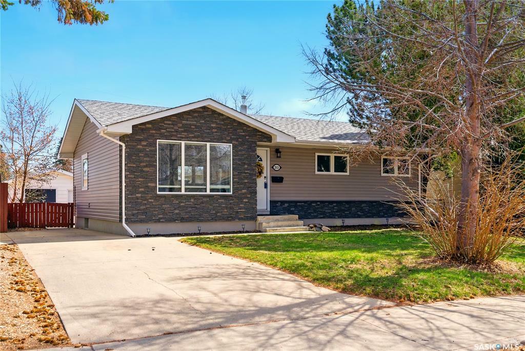 Property Photo: 2811 Irvine Avenue SK S7J 2B4