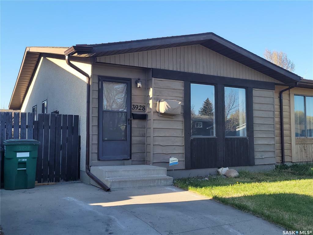 Property Photo: 3928 Diefenbaker Drive SK S7L 6C6
