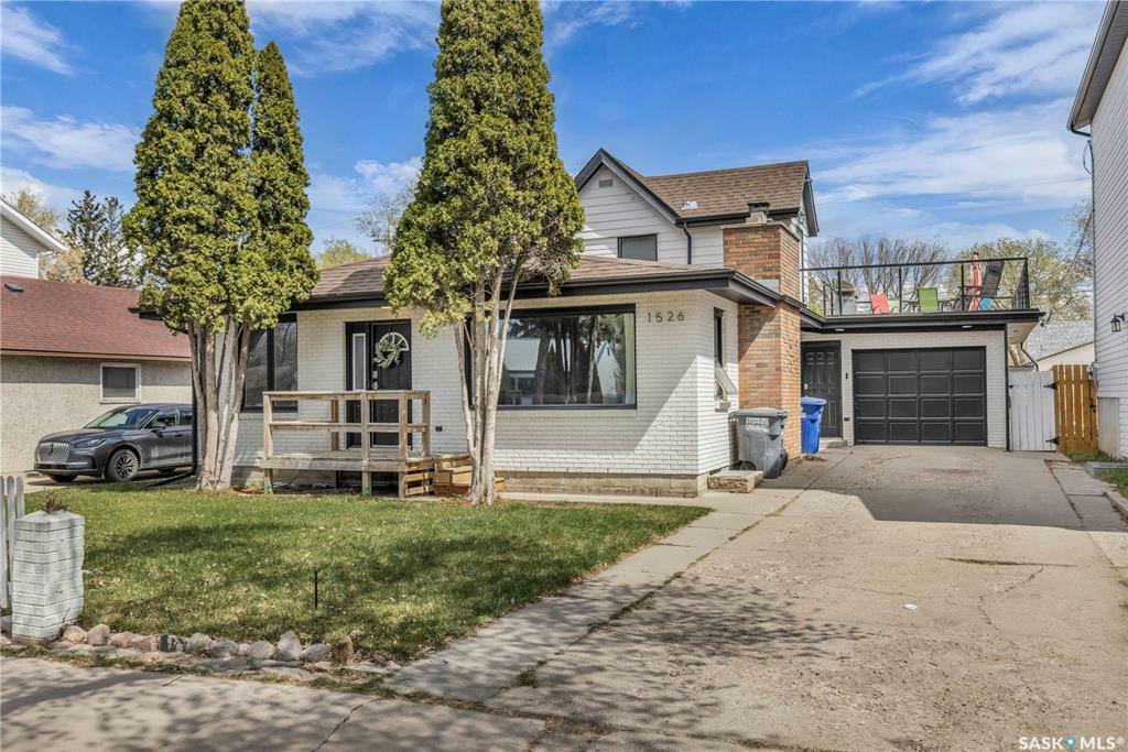 Property Photo: 1526 D Avenue N SK S7L 1P6