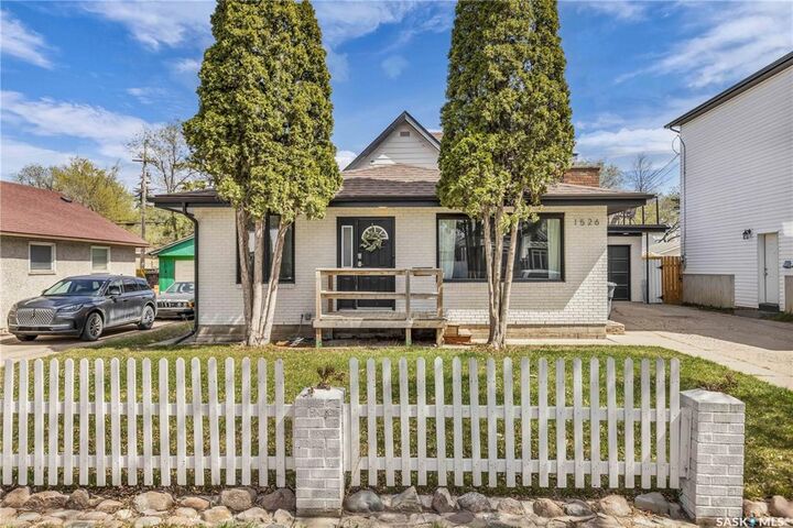 Property Photo:  1526 D Avenue N  SK S7L 1P6 