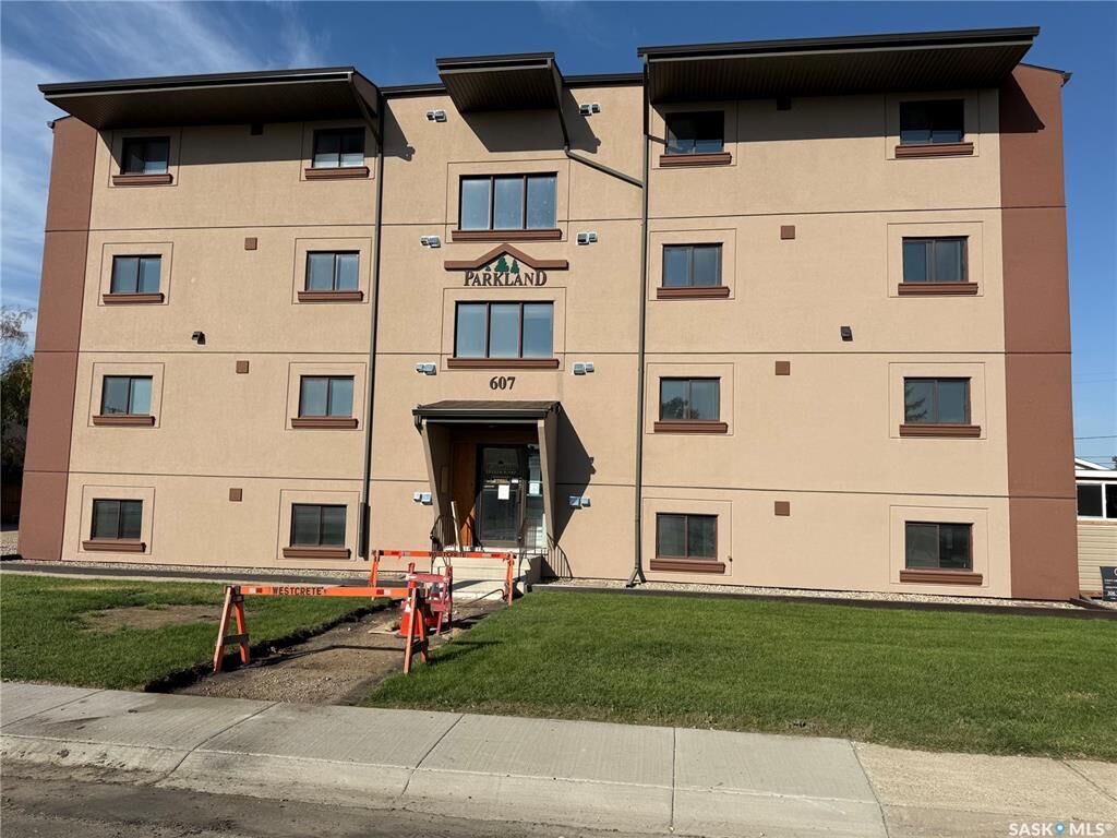 Property Photo: 607 10th Street 402 SK S0K 2A0