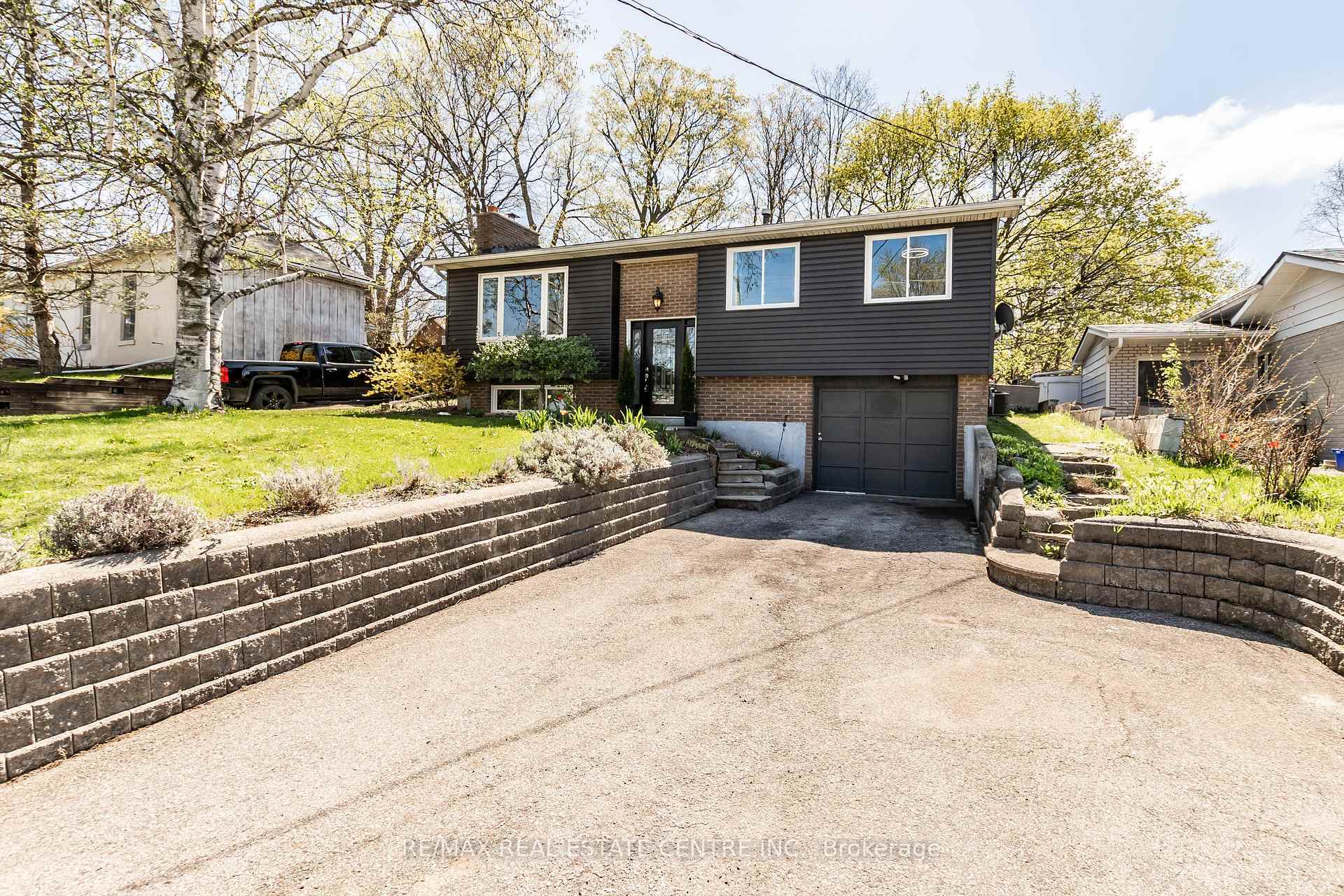 Photo de la propriété: 12 Cobblehill Road ON L7J 1N9