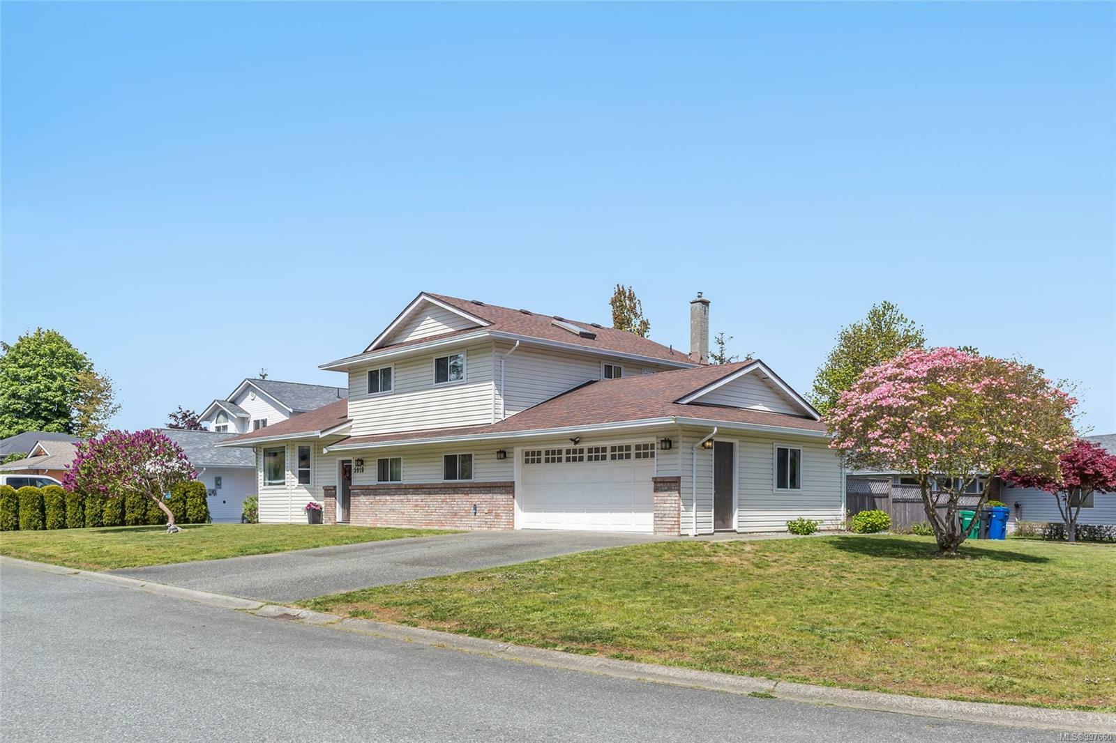 Property Photo: 5918 Beacon Pl BC V9V 1J6