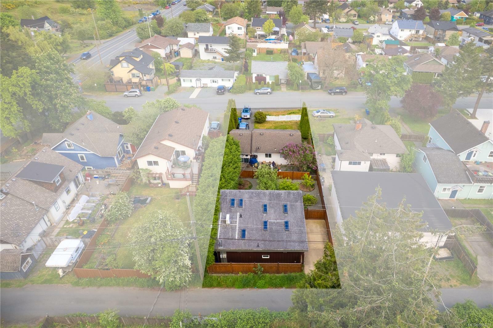 Property Photo: 415 Hillcrest Ave BC V9R 3M2