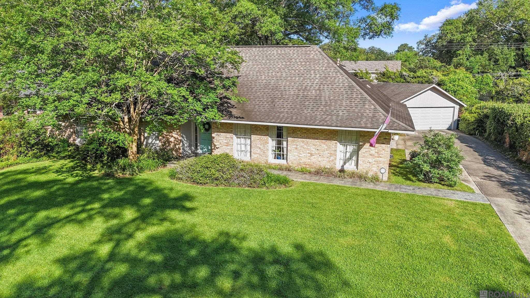 Property Photo: 1327 Meadow Lea Dr LA 70808