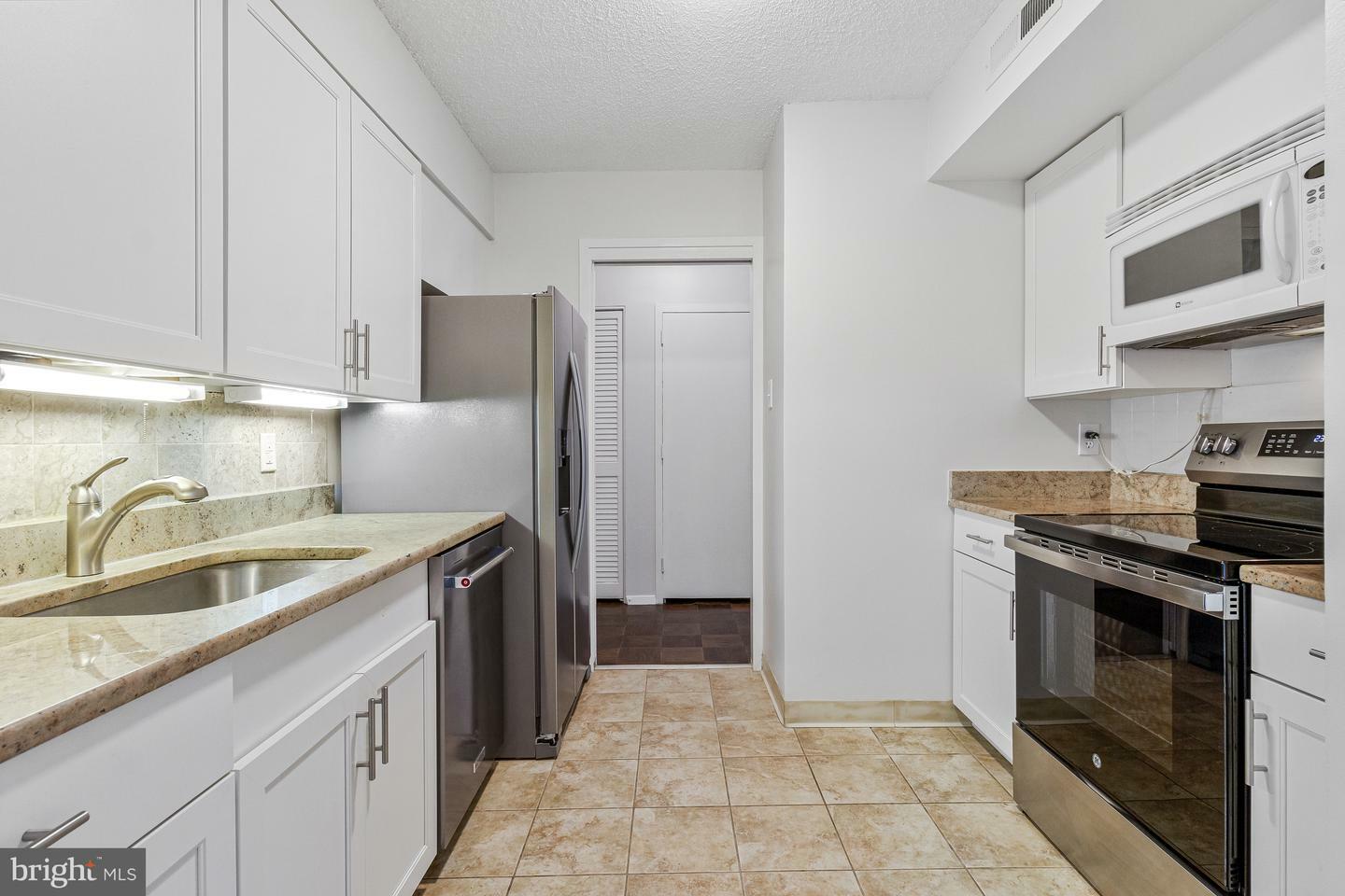 Property Photo: 3800 Fairfax Drive 1011 VA 22203