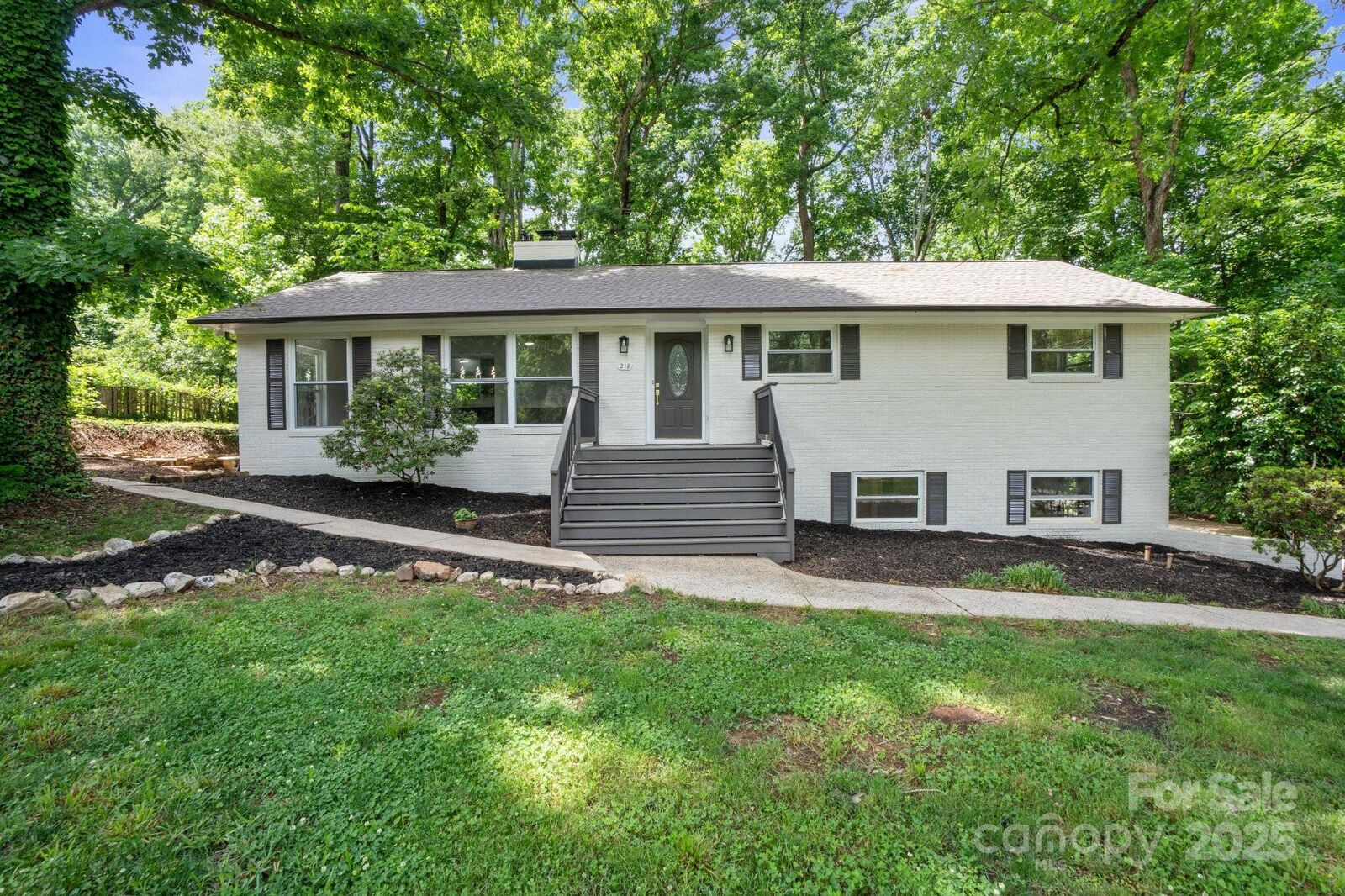 Property Photo: 218 Kingsway Circle NC 28214