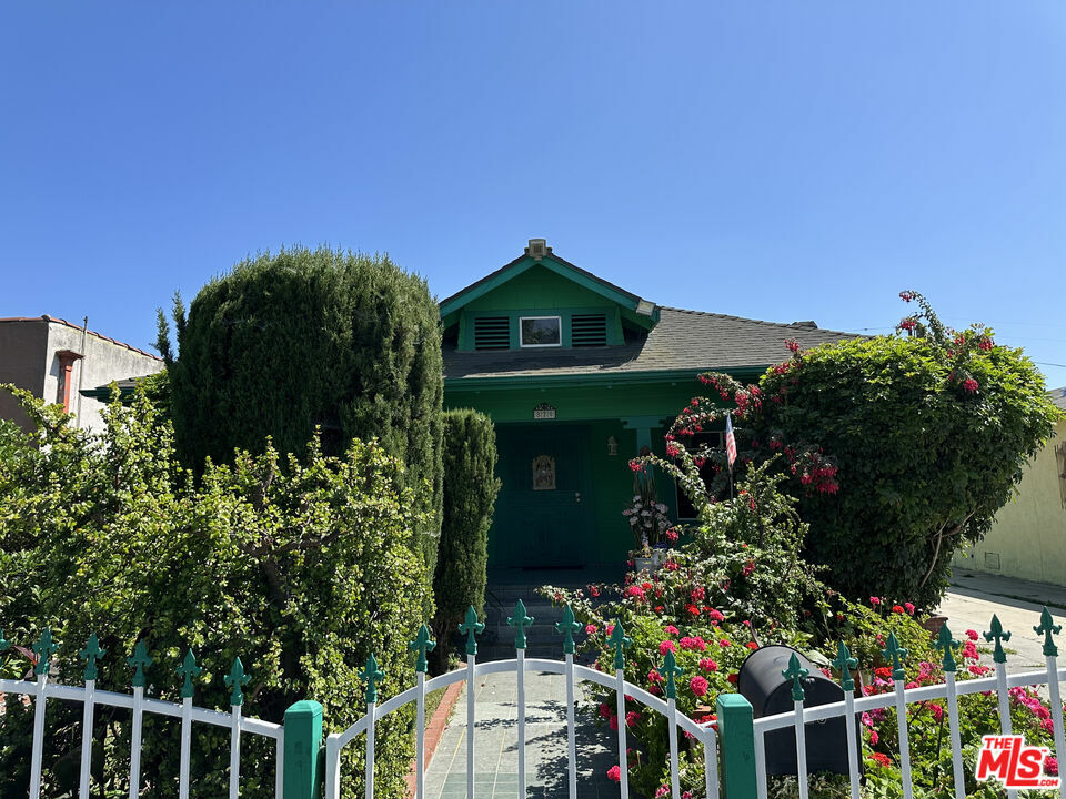 Property Photo: 820 W 50th St CA 90037