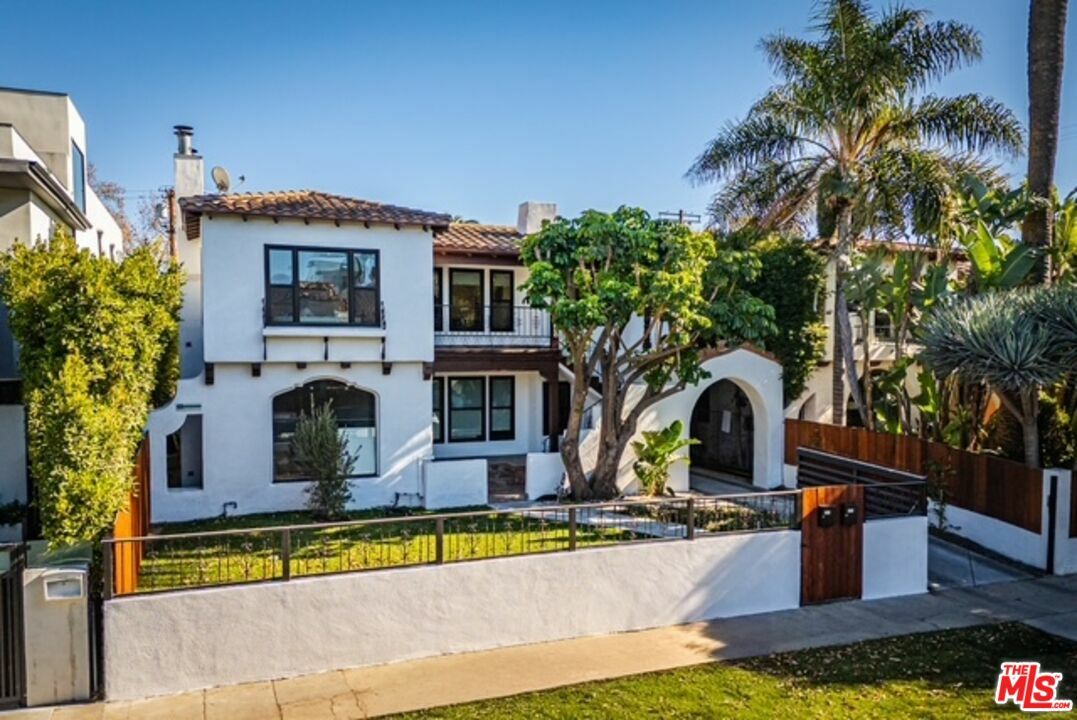 Property Photo: 322 N Croft Ave CA 90048
