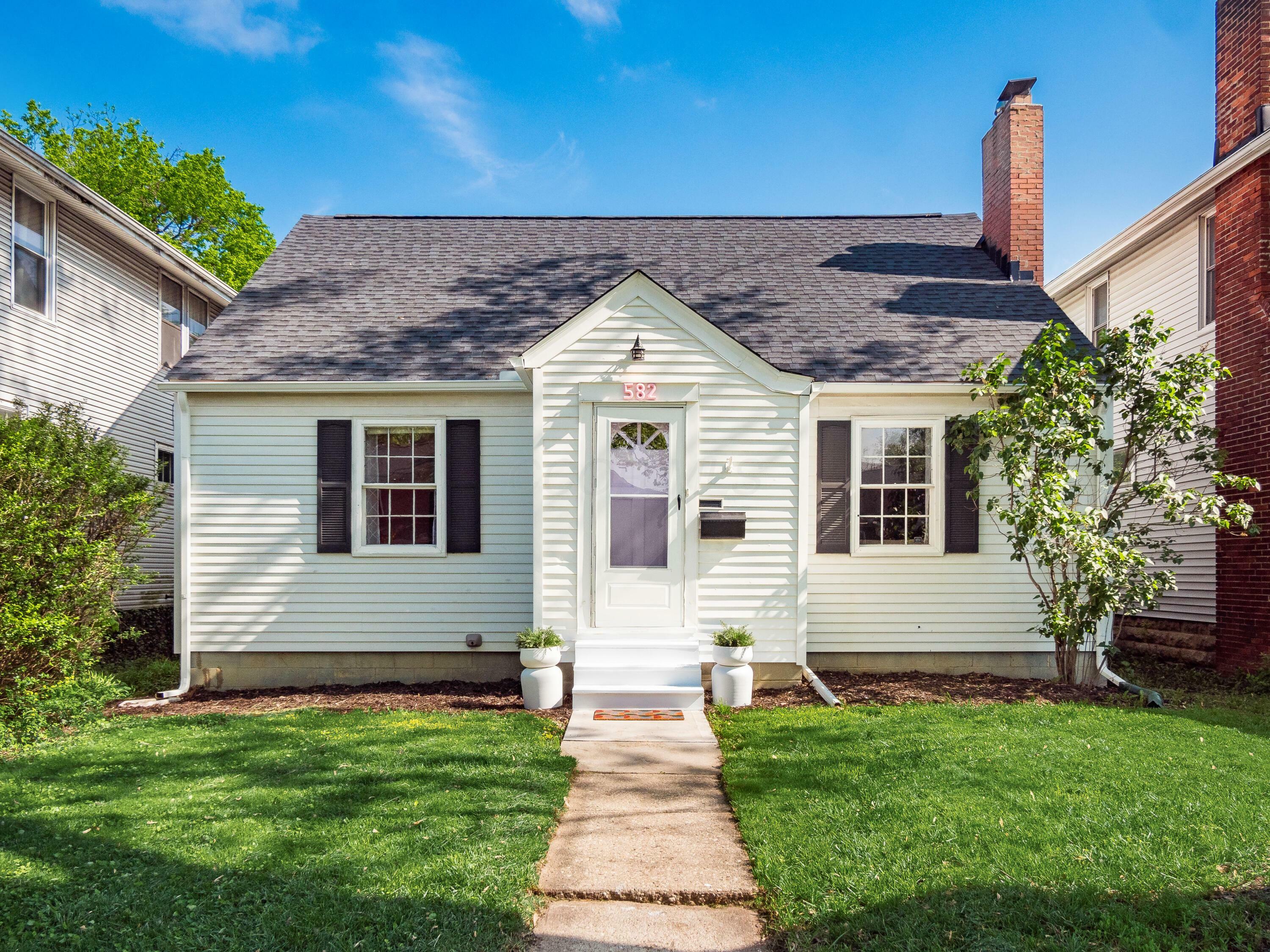Property Photo: 582 E Weber Road OH 43202