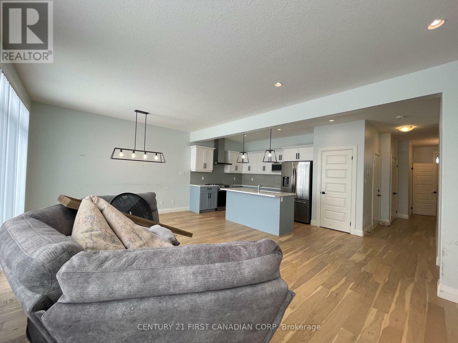 Property Photo: 1067 Upperpoint Avenue ON N6K 0L1