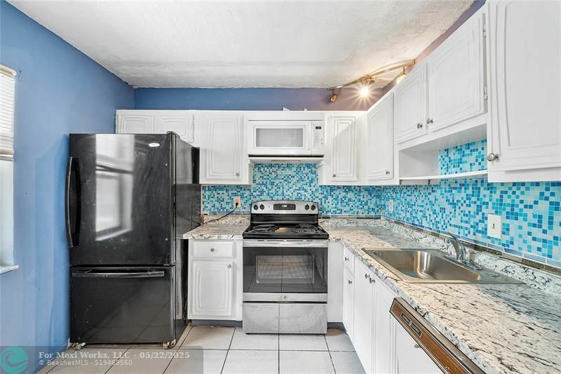 Property Photo:  2811 Somerset Dr 209  FL 33311 