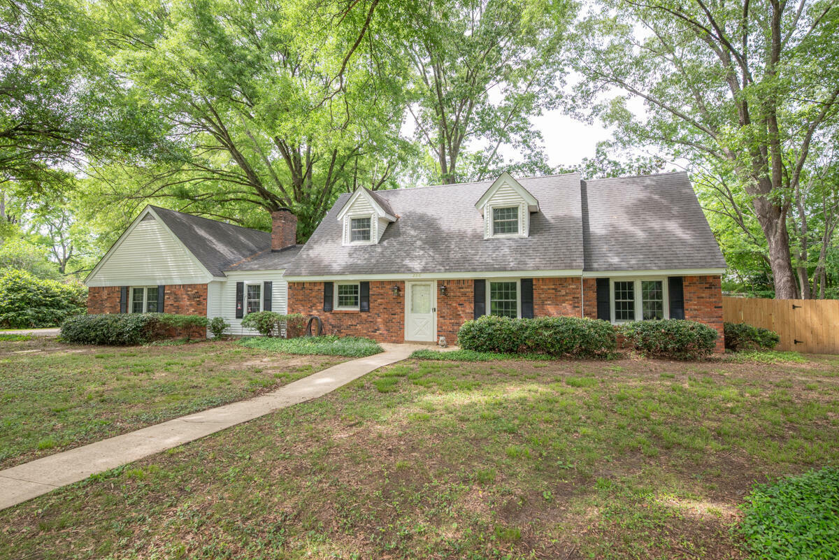 Property Photo: 200 Colonial Circle MS 39759
