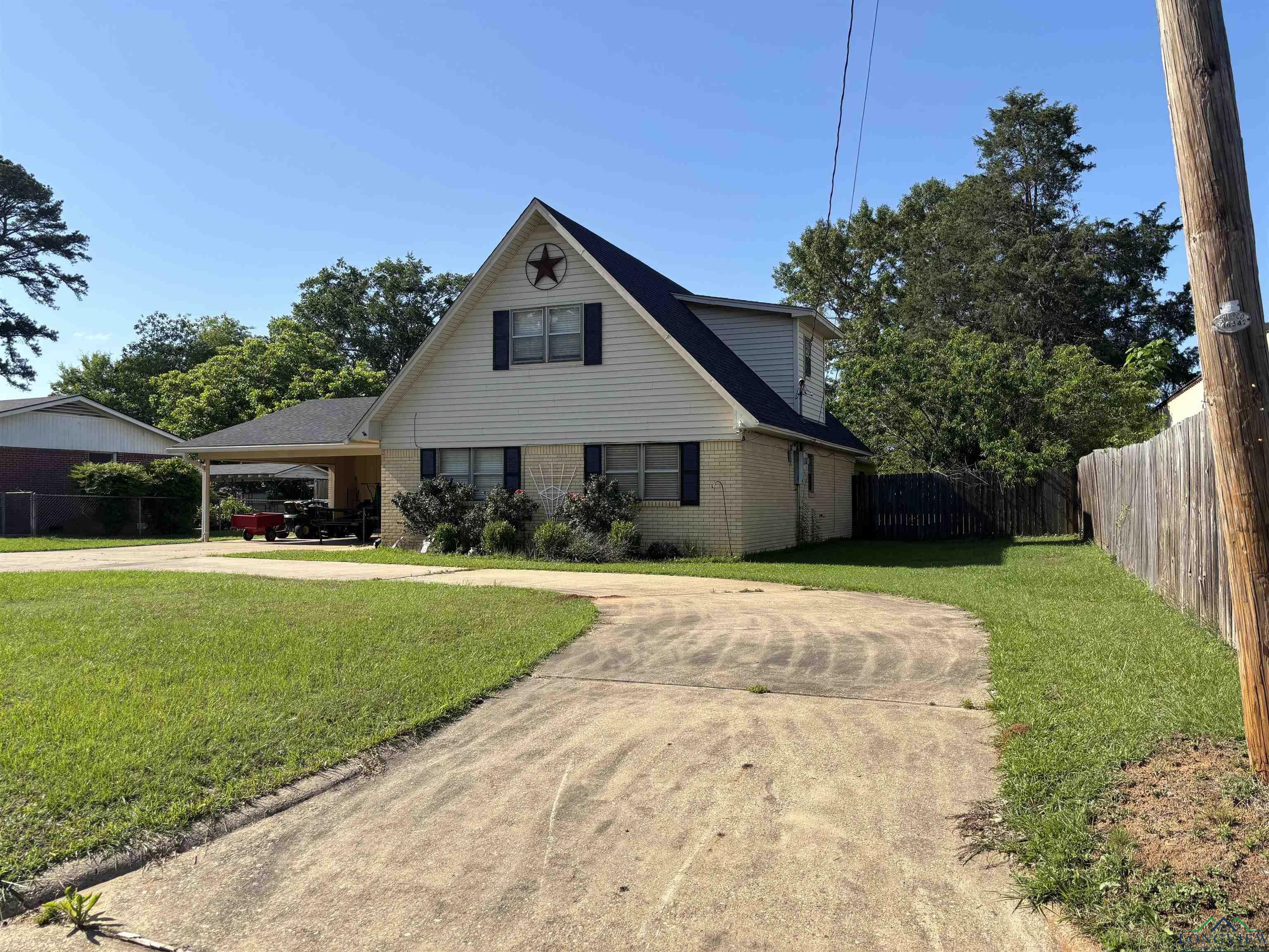 Property Photo: 411 E Carolanne Blvd TX 75672