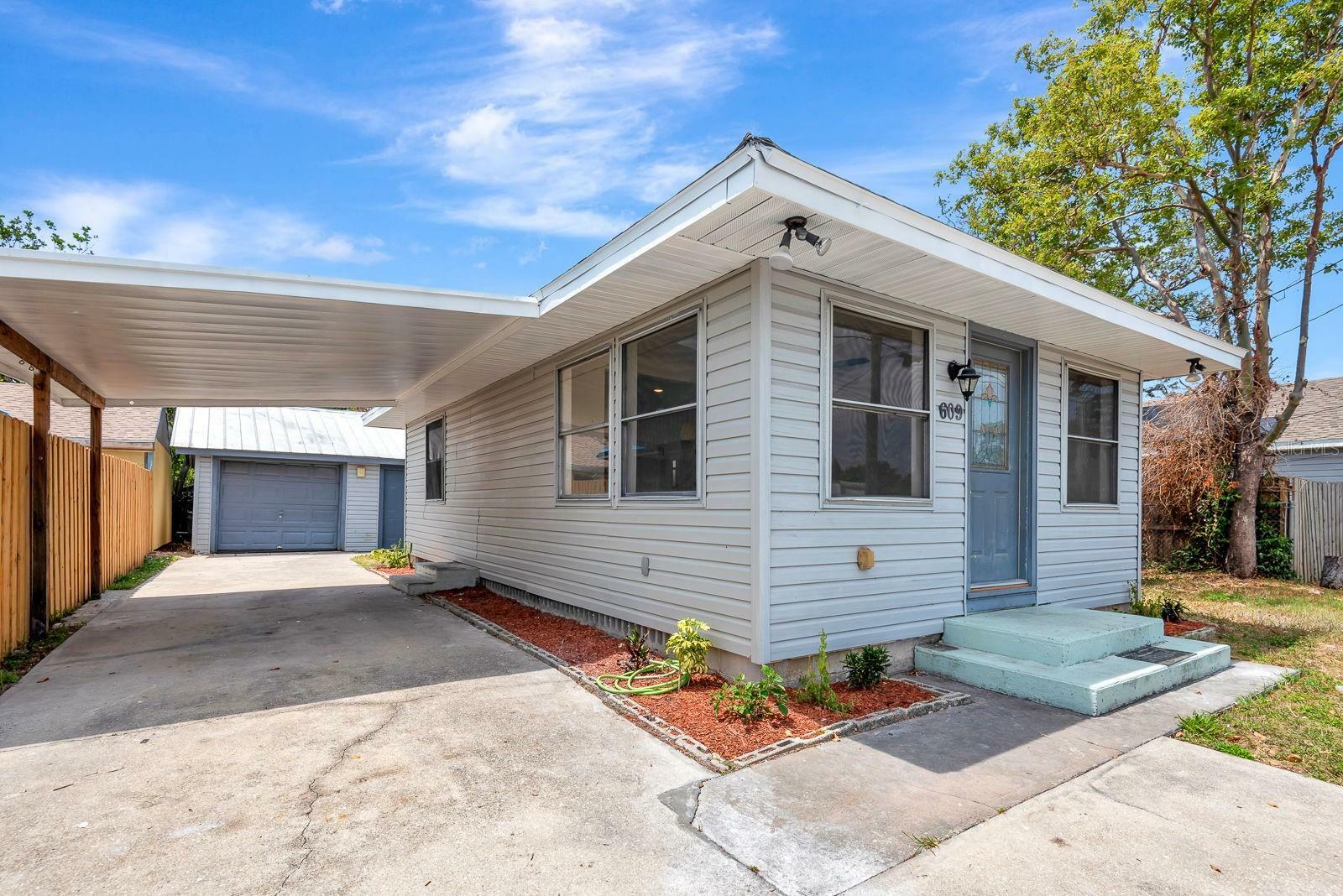 Property Photo: 609 25th Avenue W FL 34205