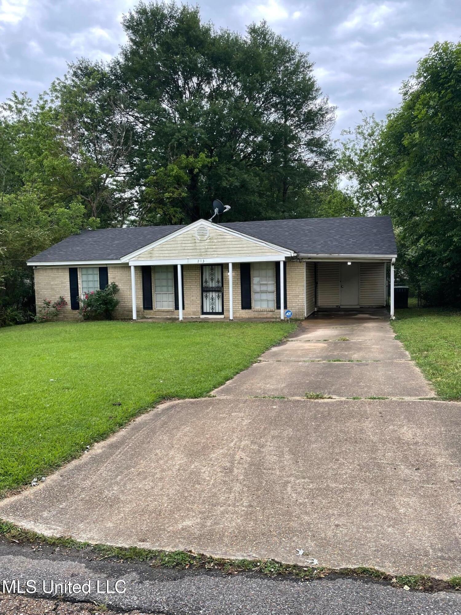 Property Photo: 213 Hillbrook Drive MS 38671