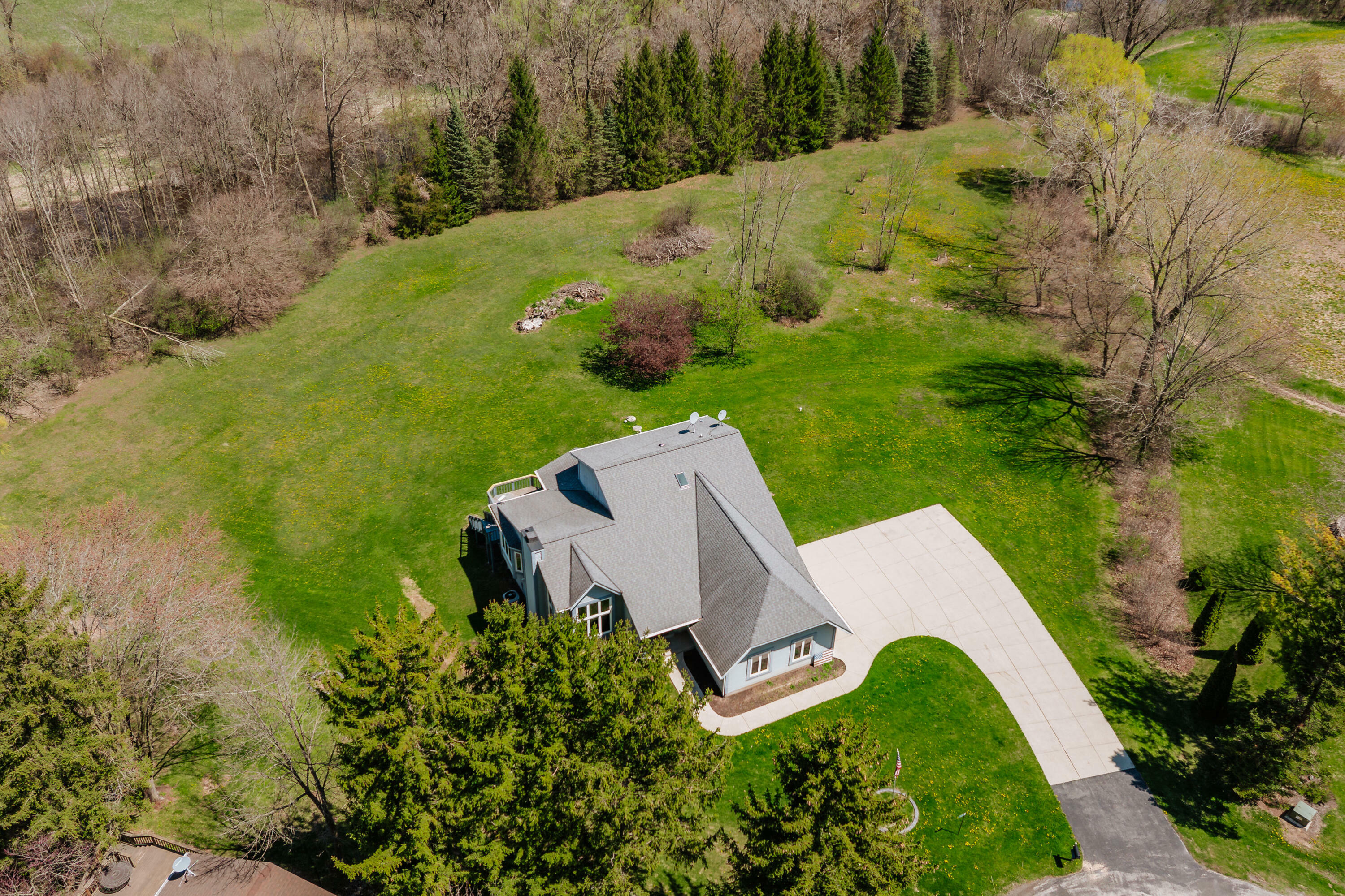 Property Photo: 734 Cresthill Ct WI 53012
