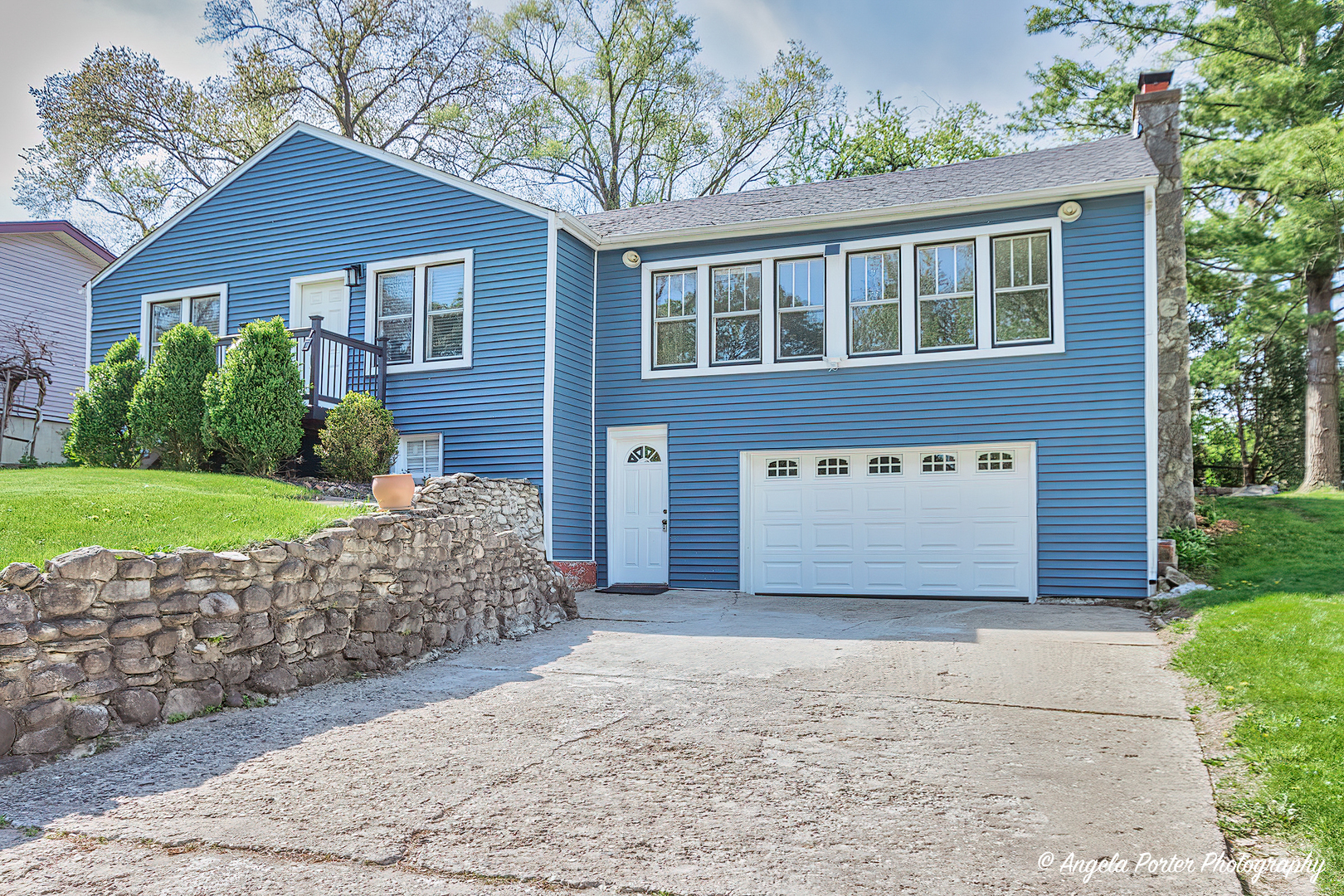 Property Photo: 407 Ivy Road IL 60042