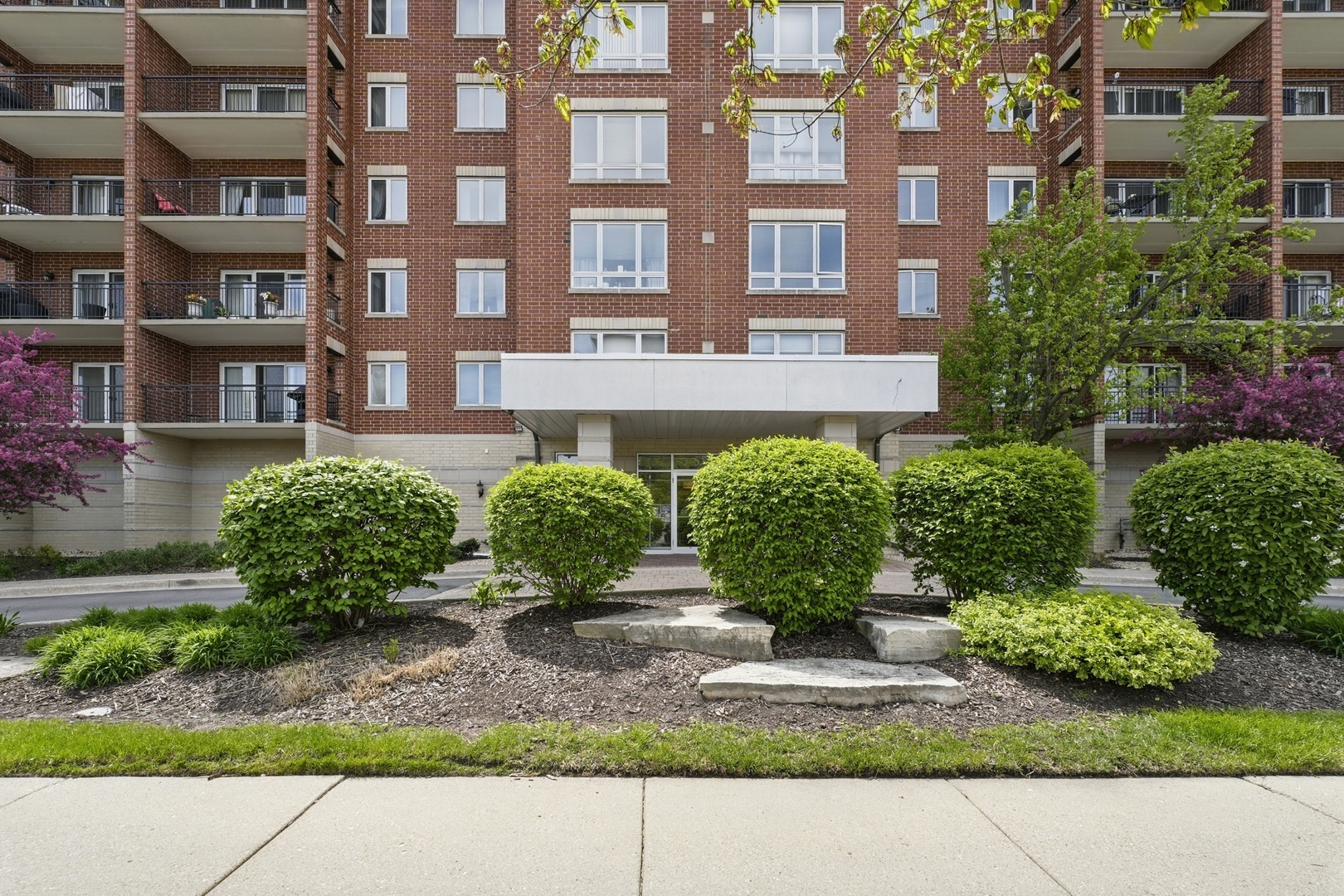 Property Photo: 5555 N Cumberland Avenue 605 IL 60656