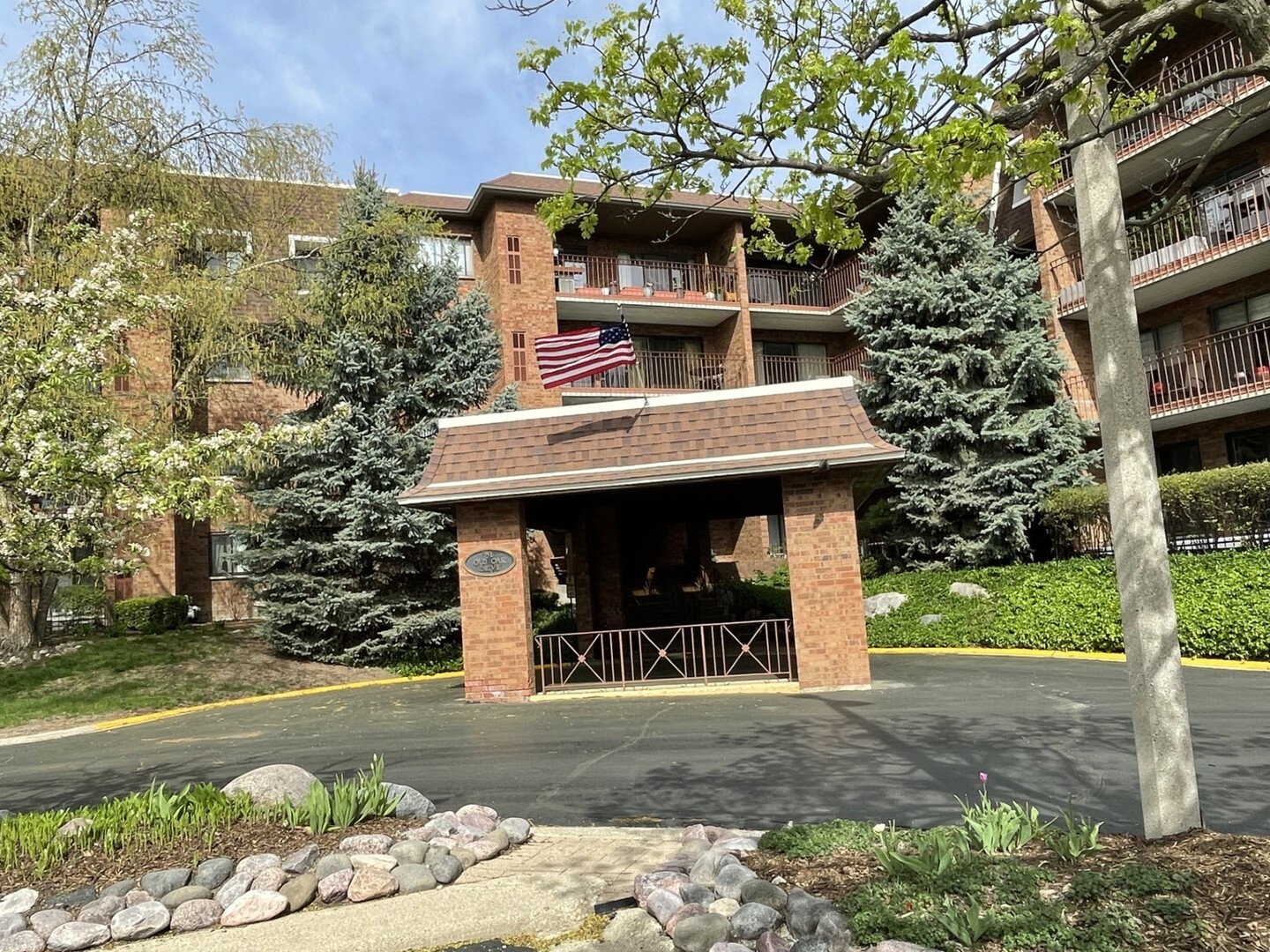 Property Photo:  51 Old Oak Drive 101  IL 60089 
